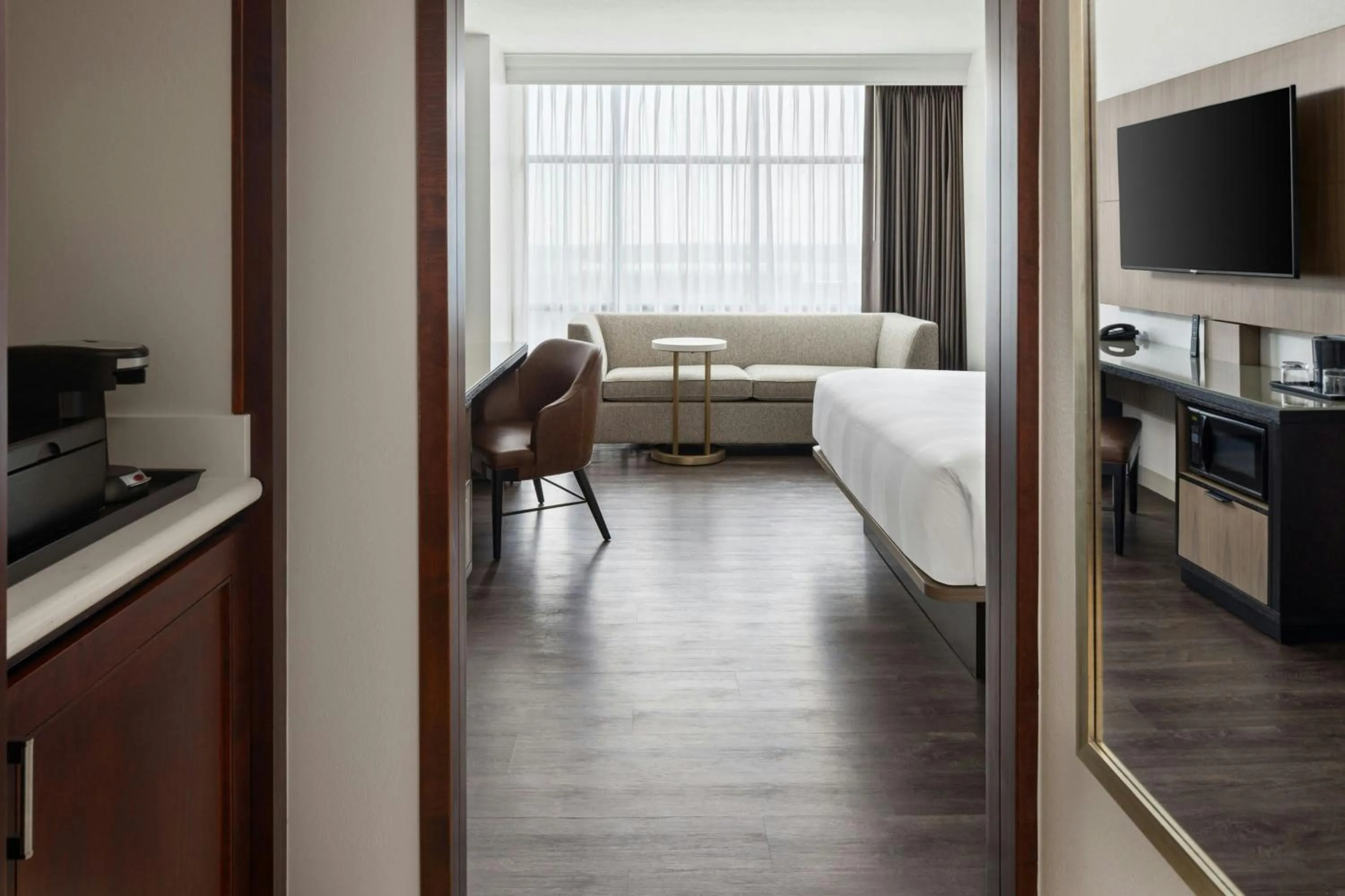 Photo of the whole room, Bed in Marriott Bloomington Normal Hotel and Conference Center