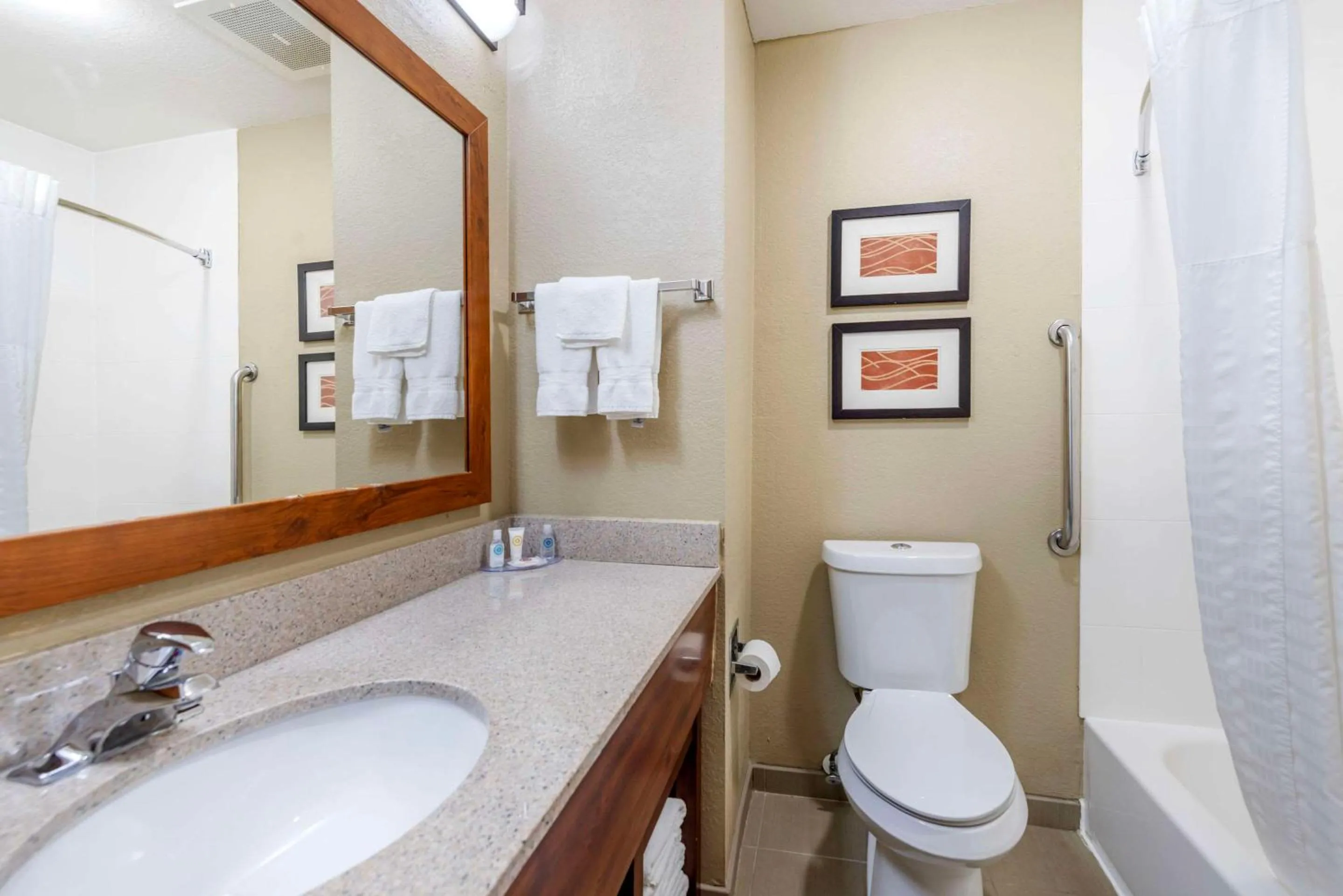 Bedroom in Comfort Inn Grain Valley