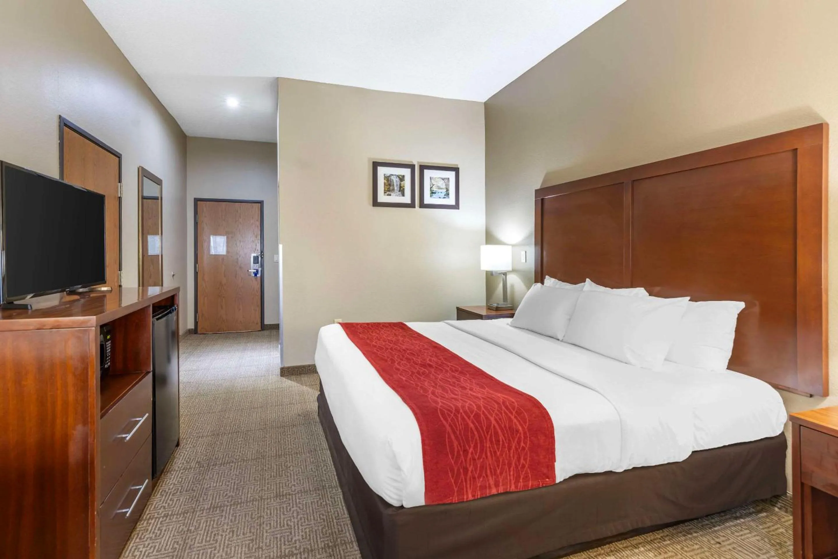 Bedroom in Comfort Inn Grain Valley