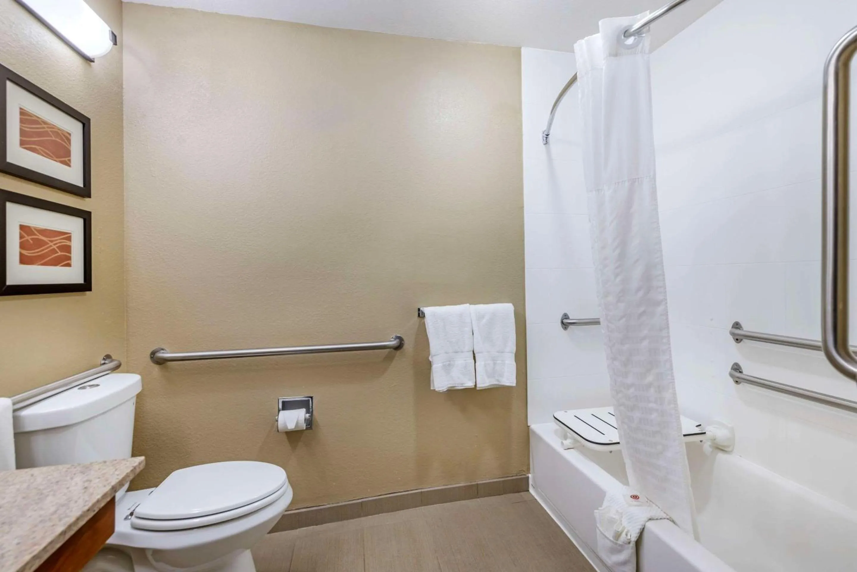 Bedroom in Comfort Inn Grain Valley