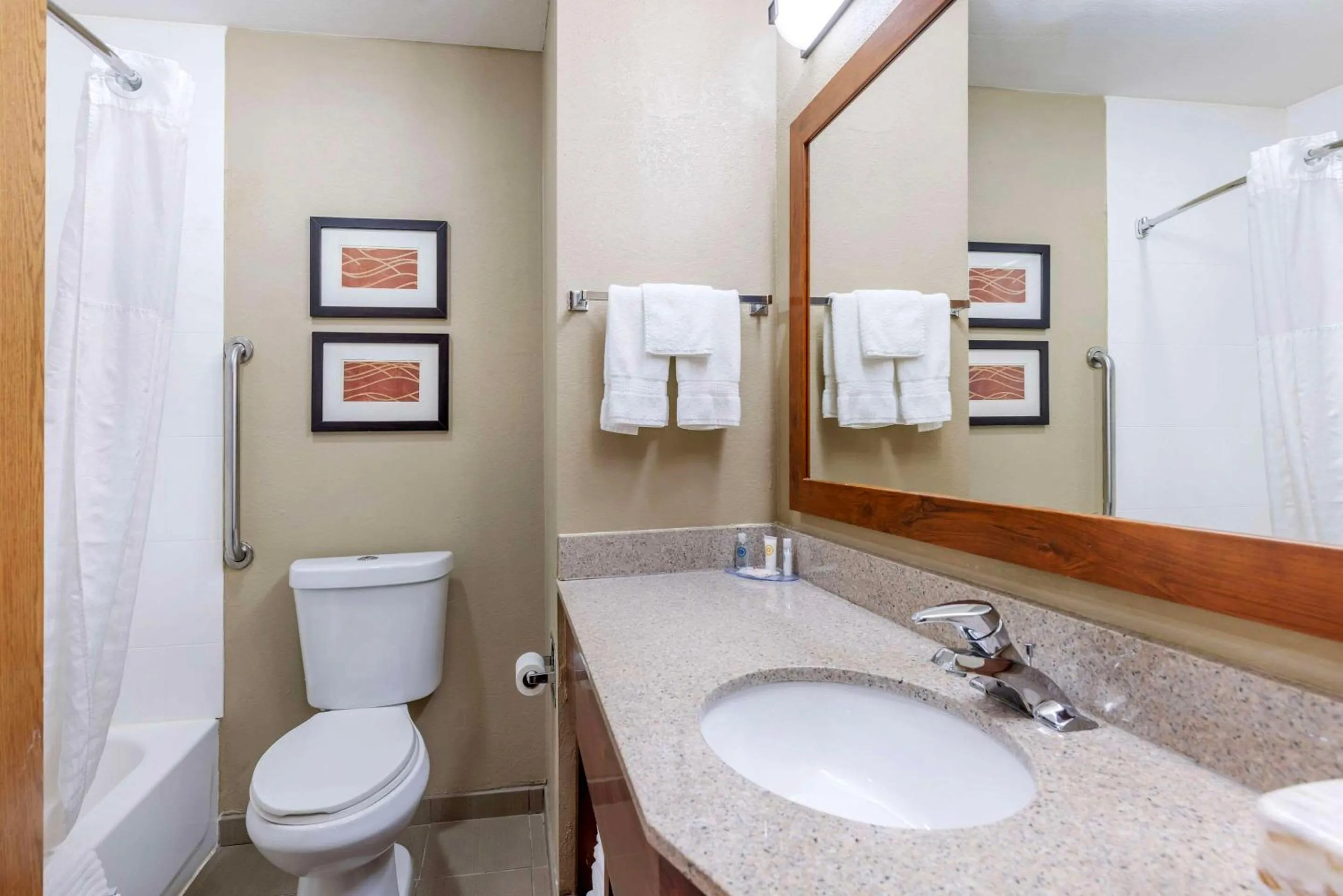 Bedroom in Comfort Inn Grain Valley