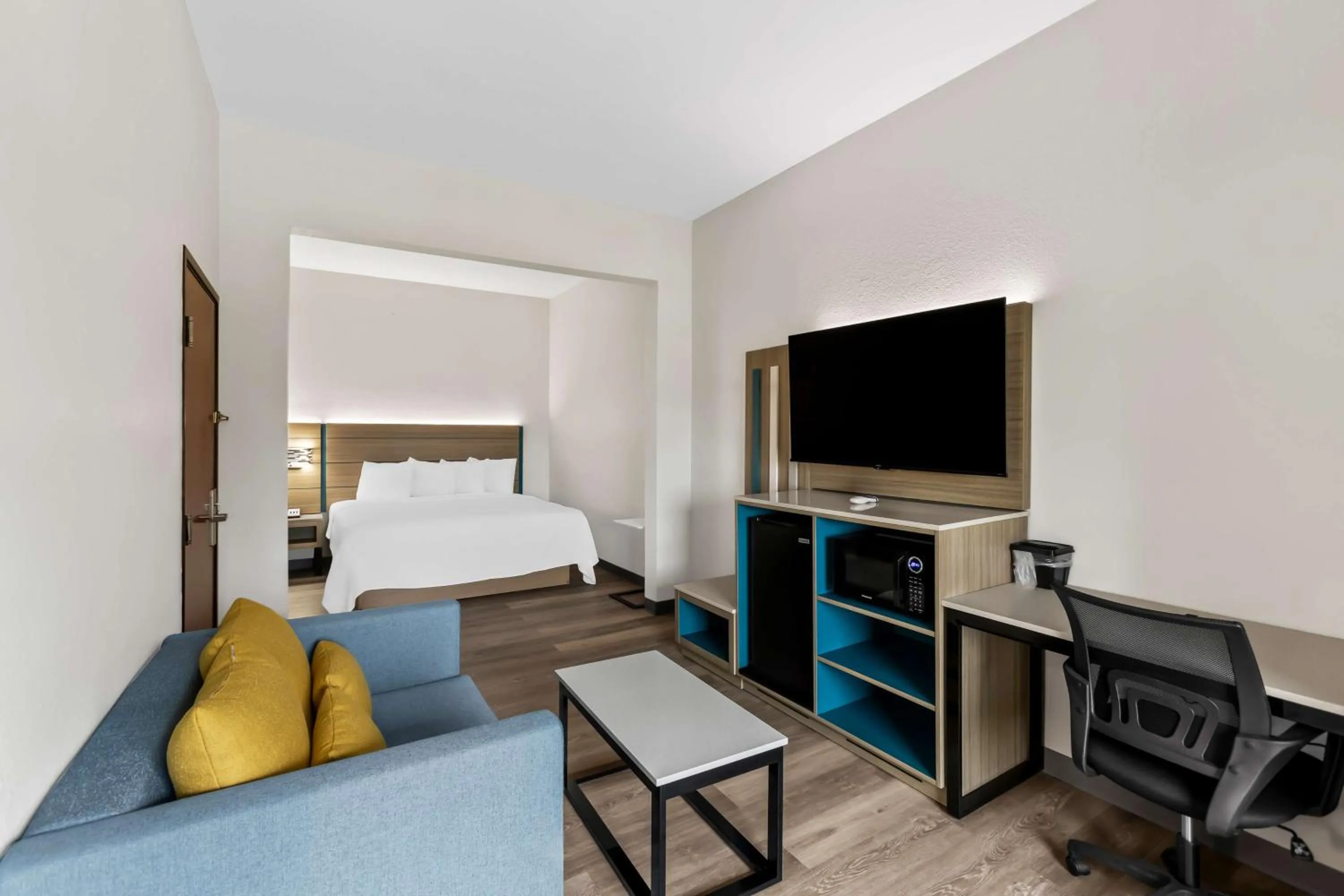 Photo of the whole room, Bed in Sonesta Essential Beaumont