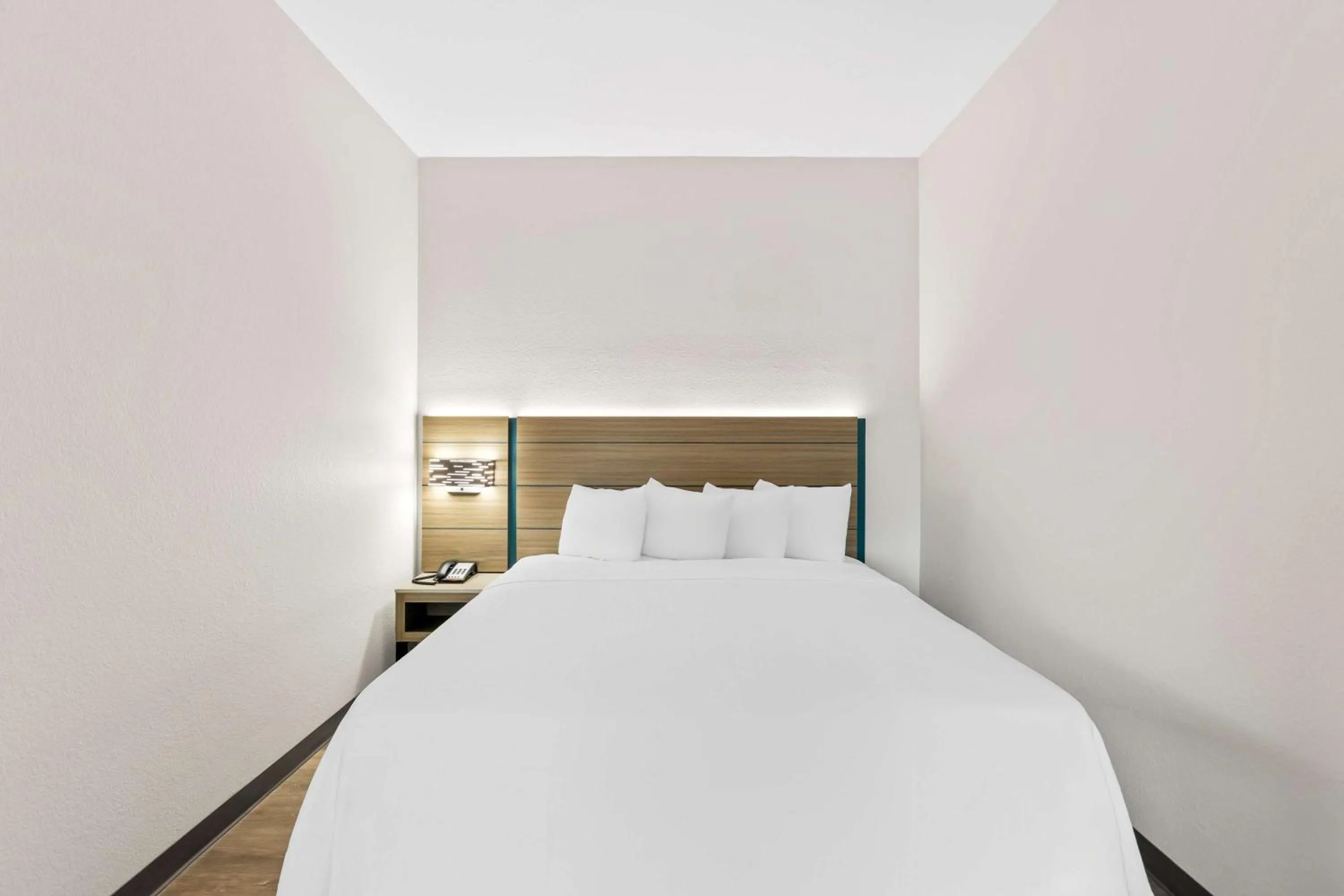 Photo of the whole room, Bed in Sonesta Essential Beaumont