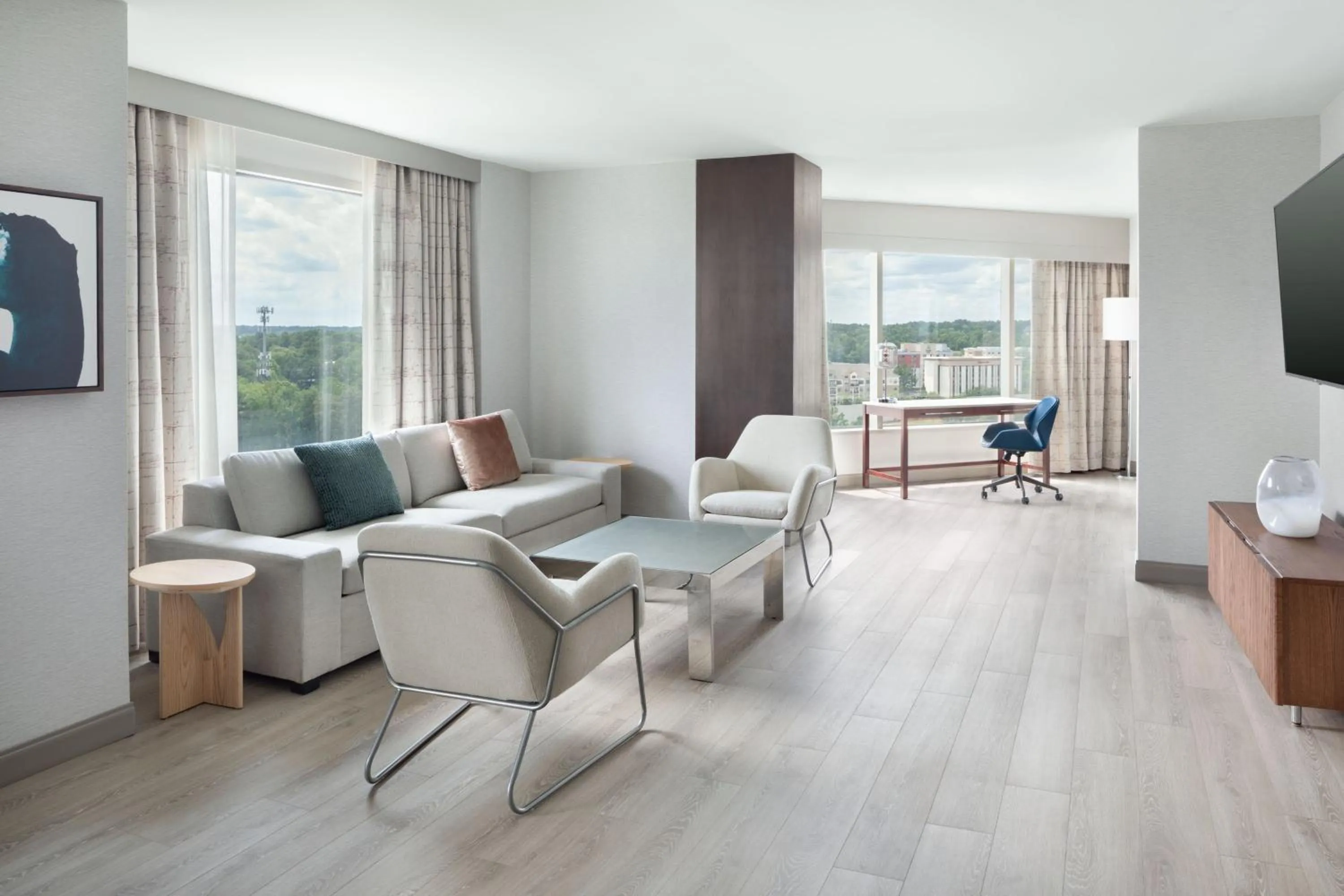 Living room in The Westin Atlanta Perimeter North