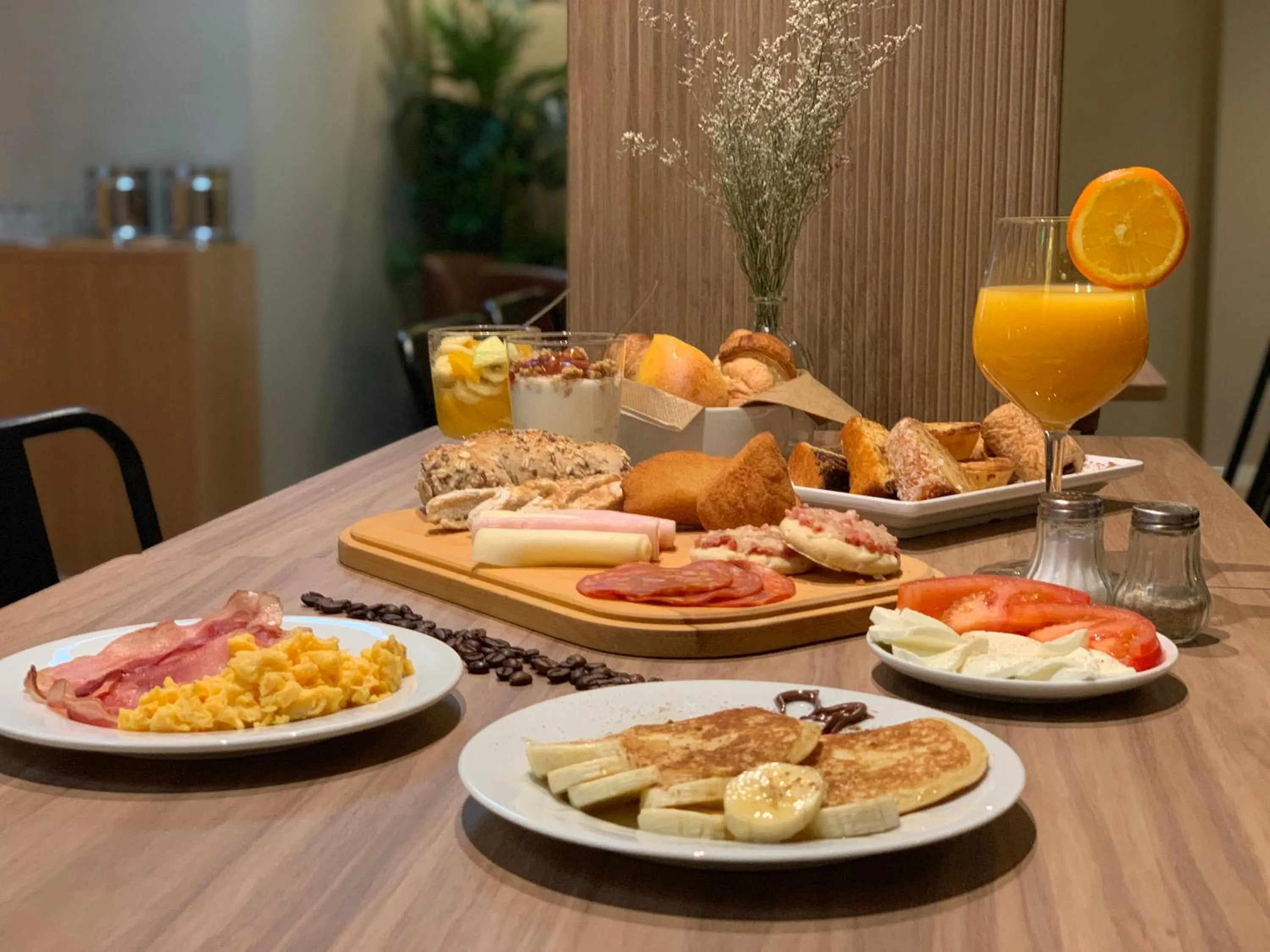 American breakfast in Spot Apartments Trindade