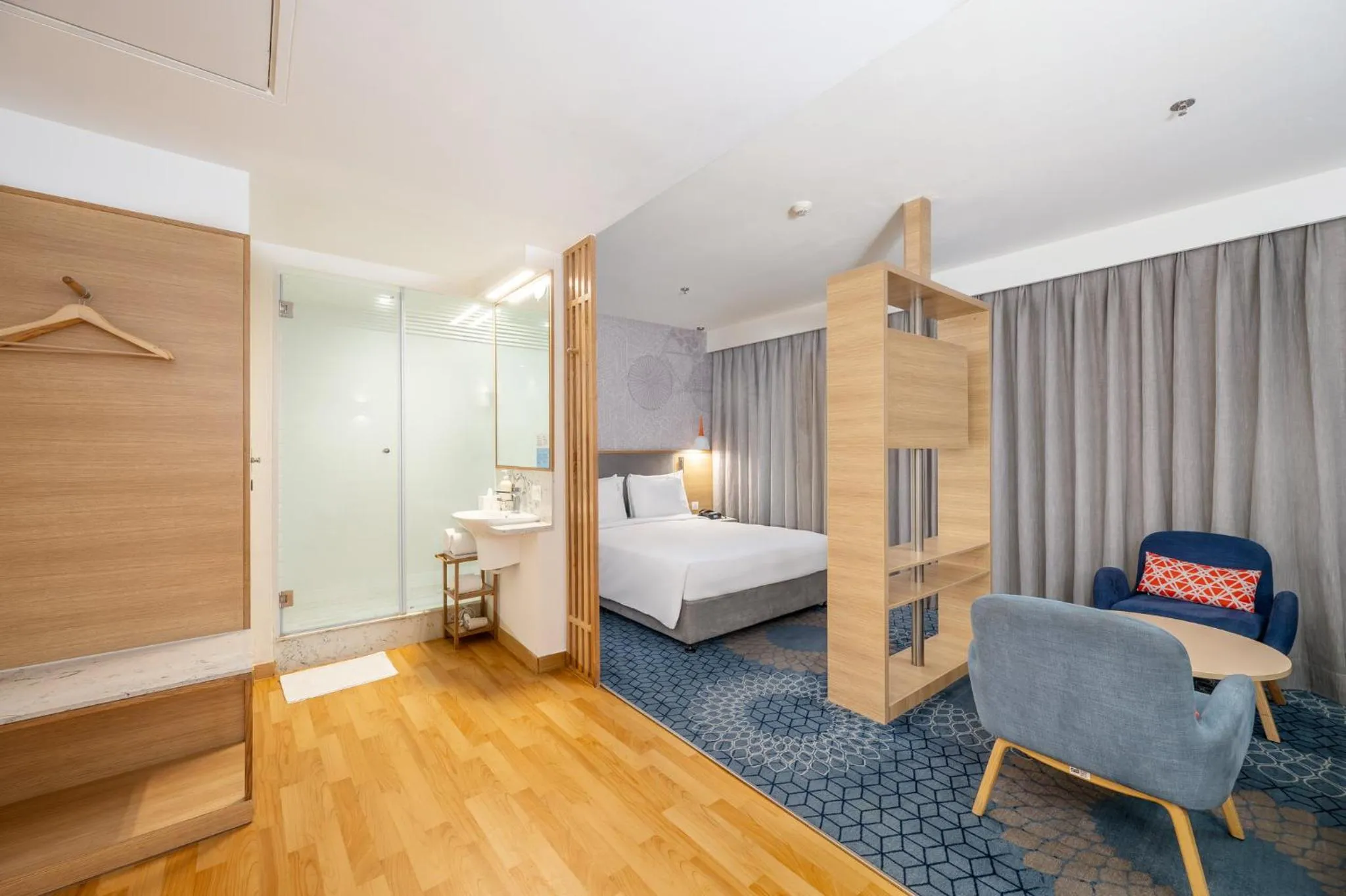 Photo of the whole room, Bed in Holiday Inn Express Hyderabad Banjara Hills by IHG