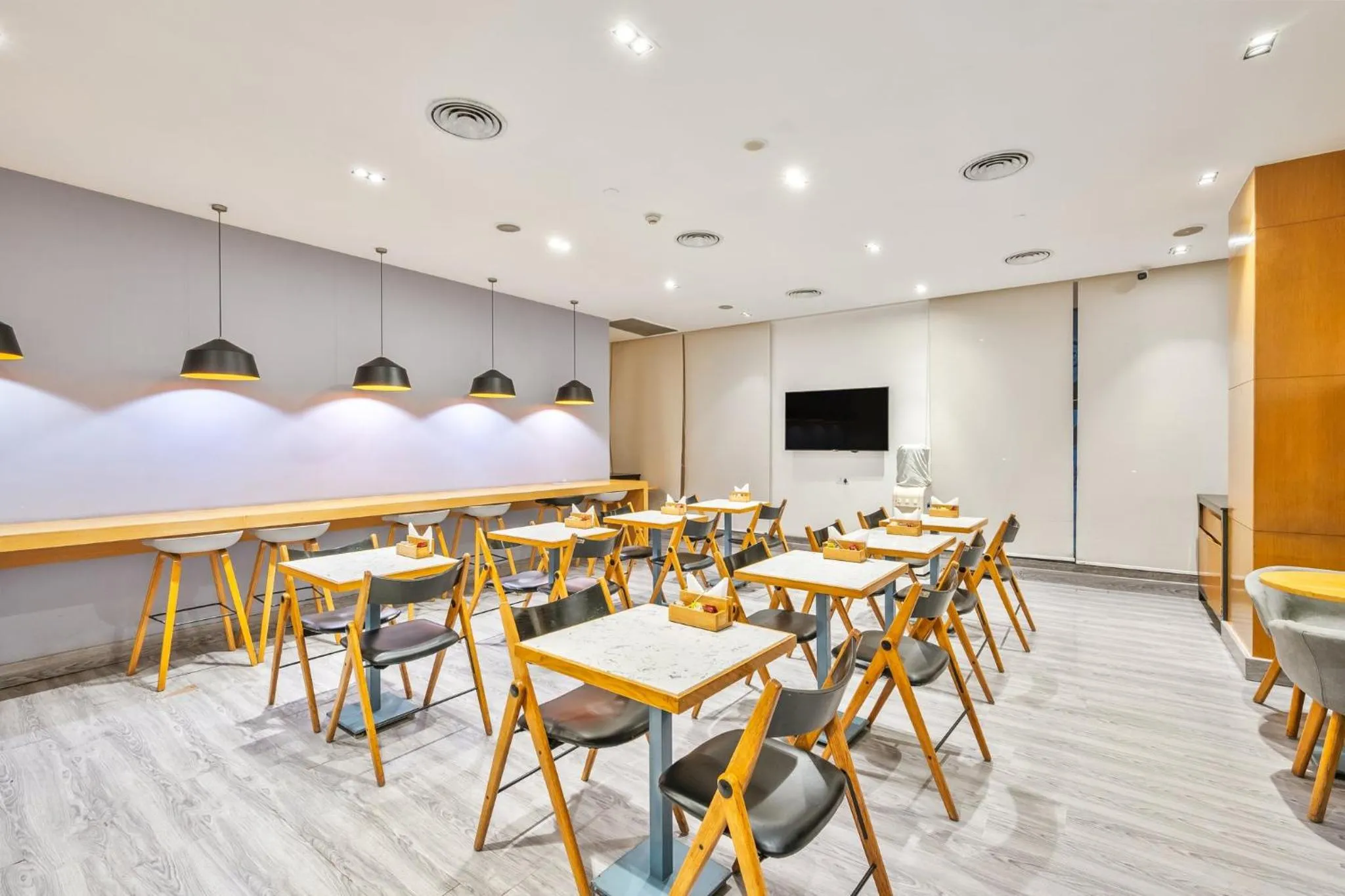 Restaurant/places to eat in Holiday Inn Express Hyderabad Banjara Hills by IHG