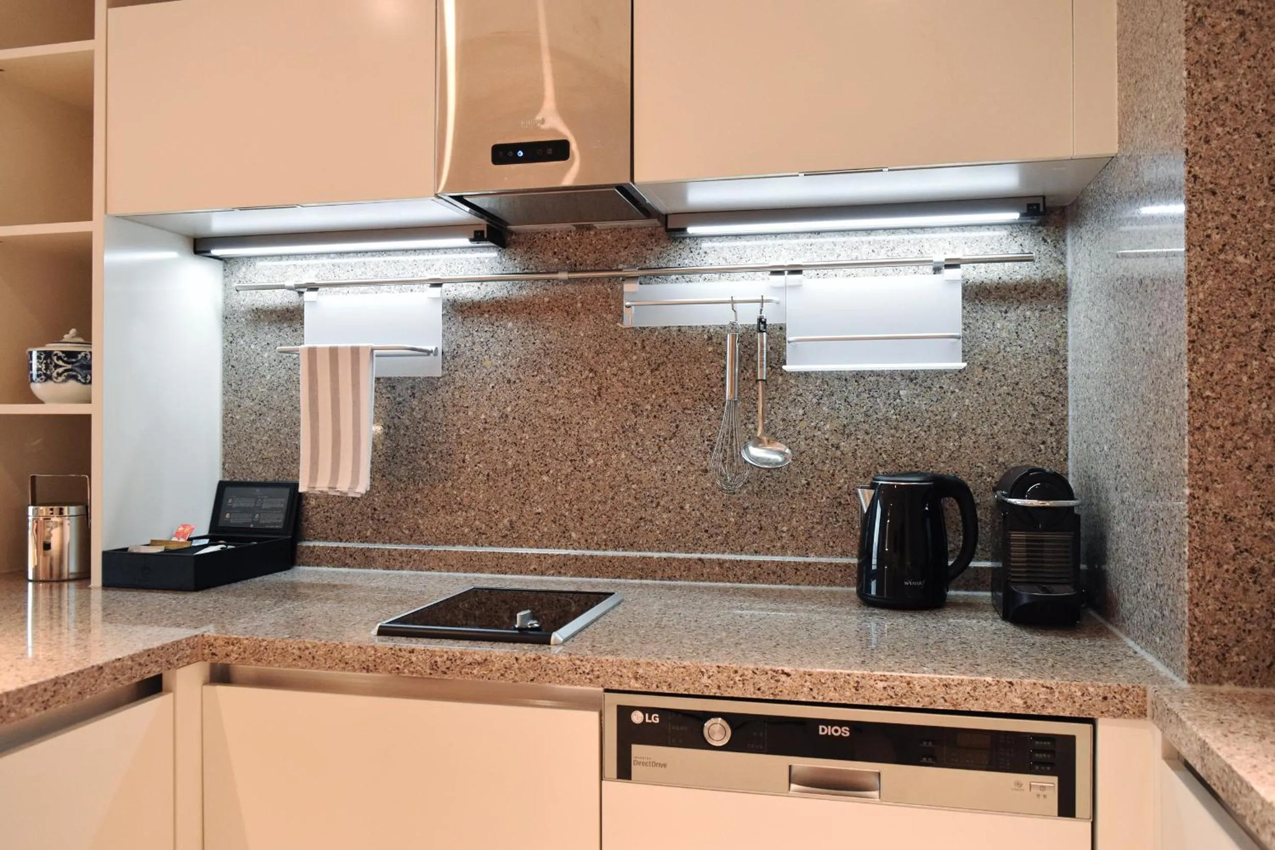 Coffee/tea facilities in Grand Mercure Ambassador Hotel and Residences Seoul Yongsan