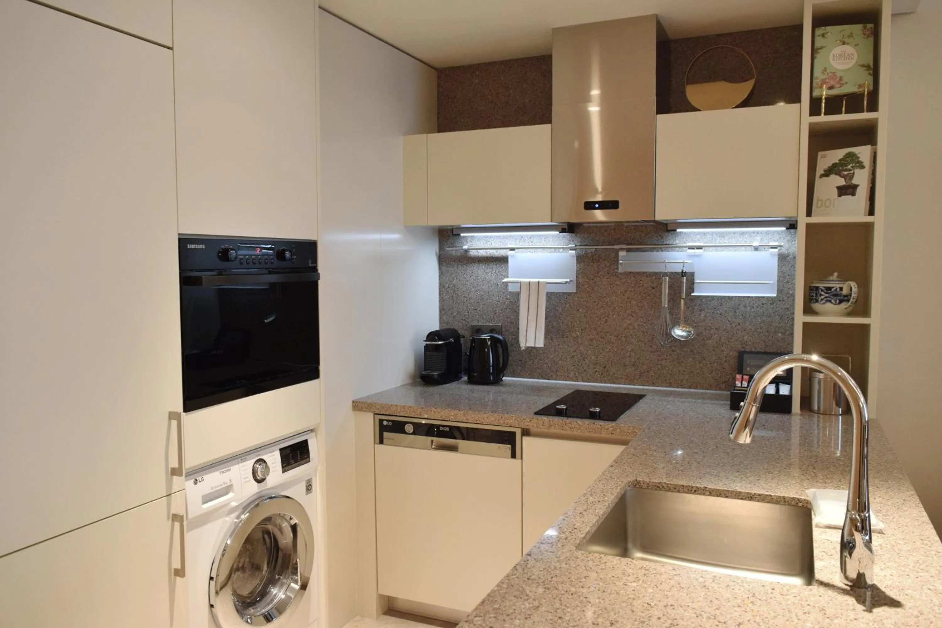 Coffee/tea facilities in Grand Mercure Ambassador Hotel and Residences Seoul Yongsan