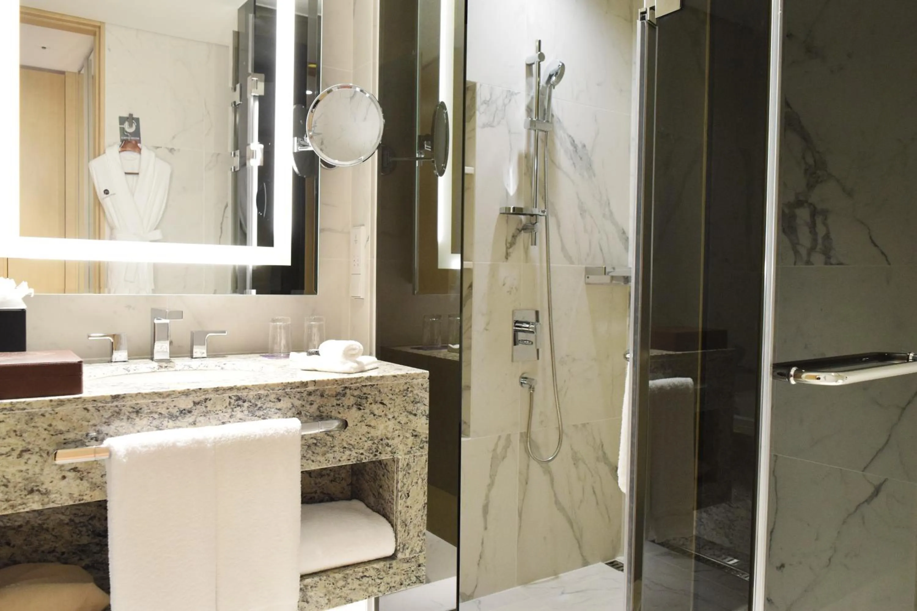 Toilet in Grand Mercure Ambassador Hotel and Residences Seoul Yongsan