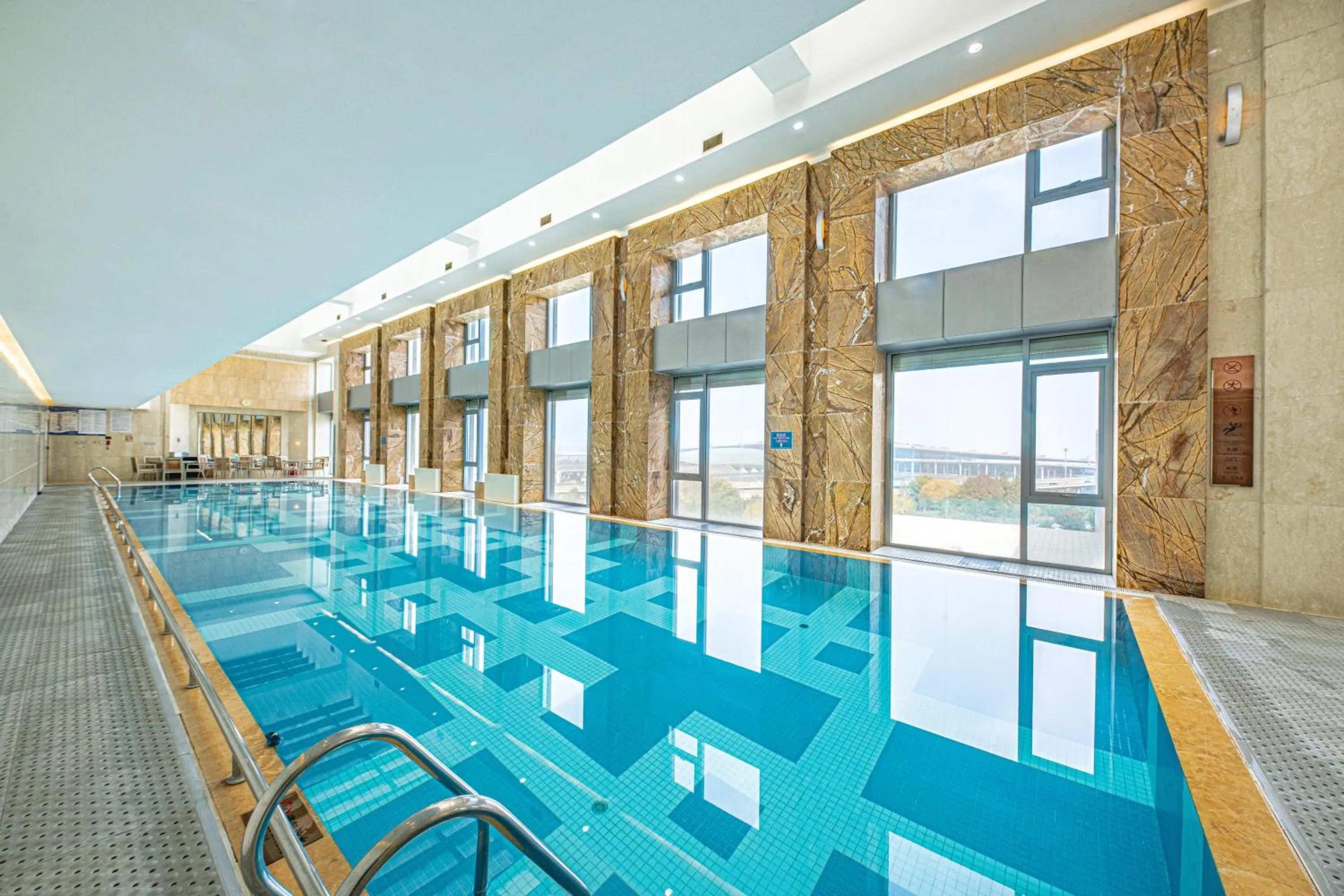 Swimming pool in Hilton Beijing Capital Airport