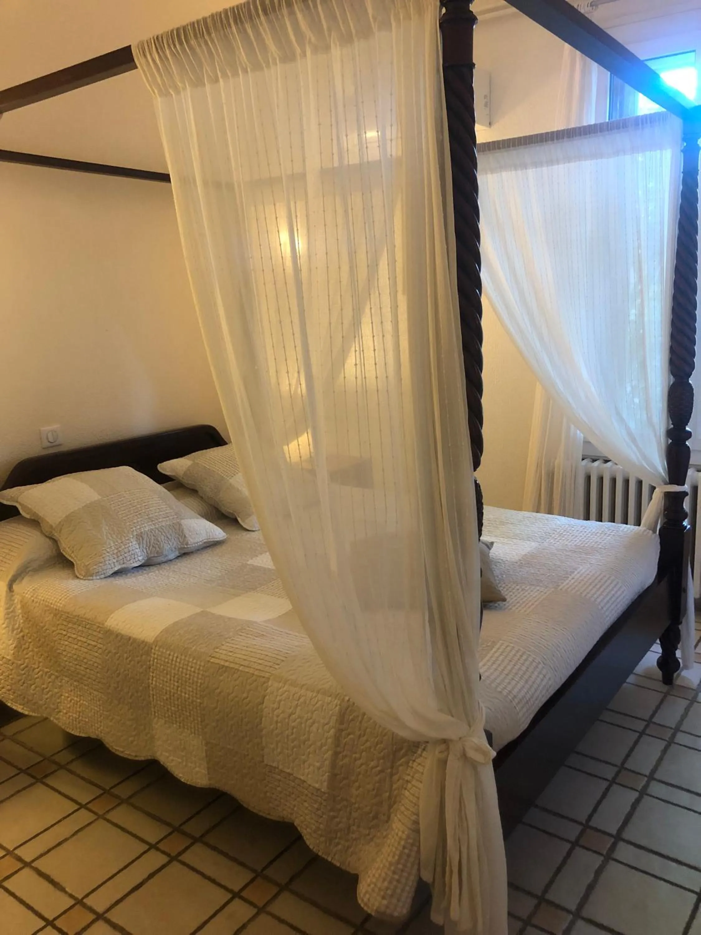 Shower, Bed in Lou Garbin