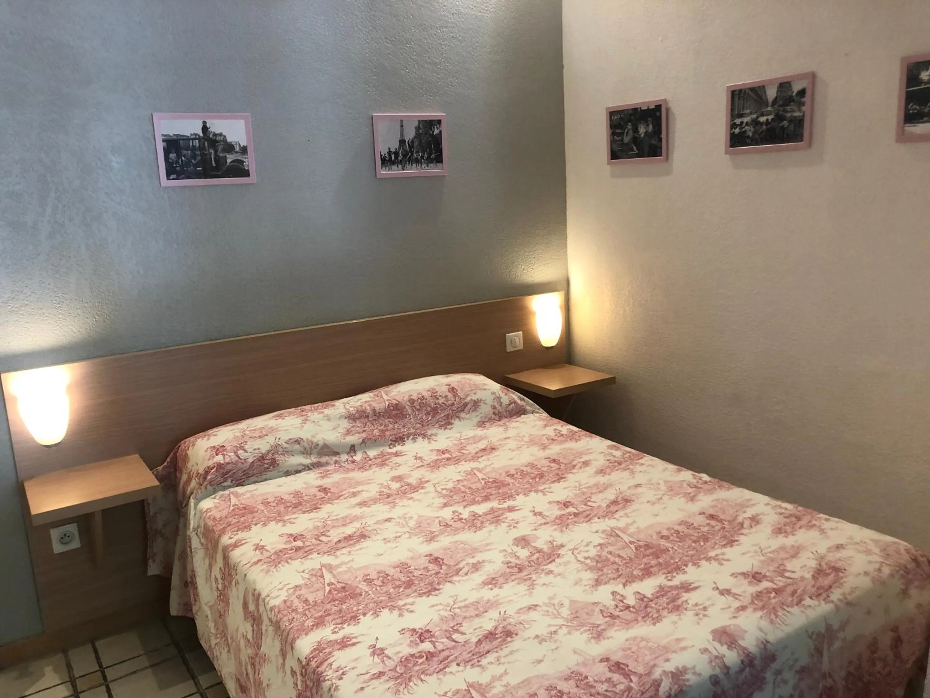 Shower, Bed in Lou Garbin