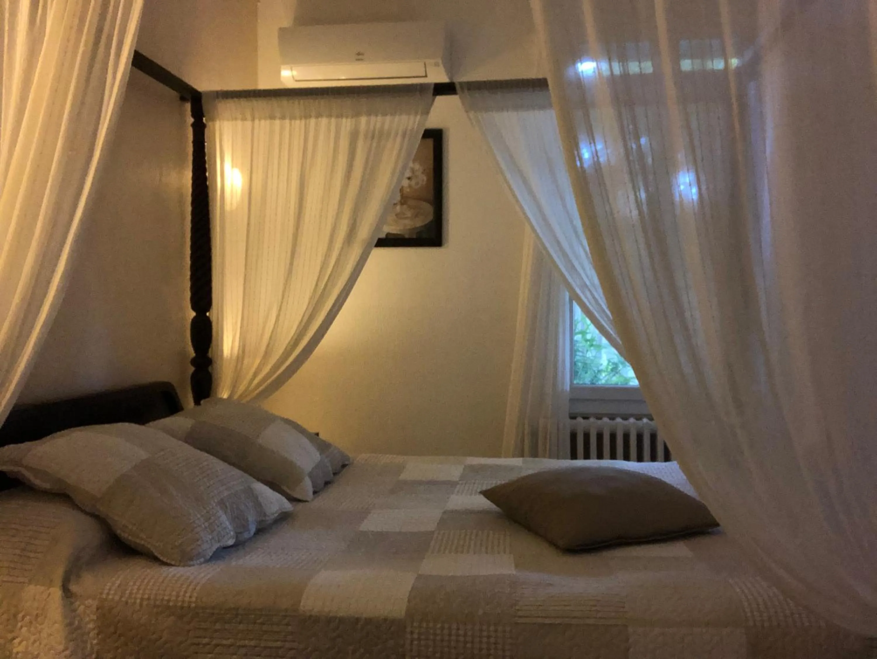 Shower, Bed in Lou Garbin