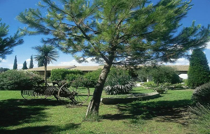 Facade/entrance in Lou Garbin