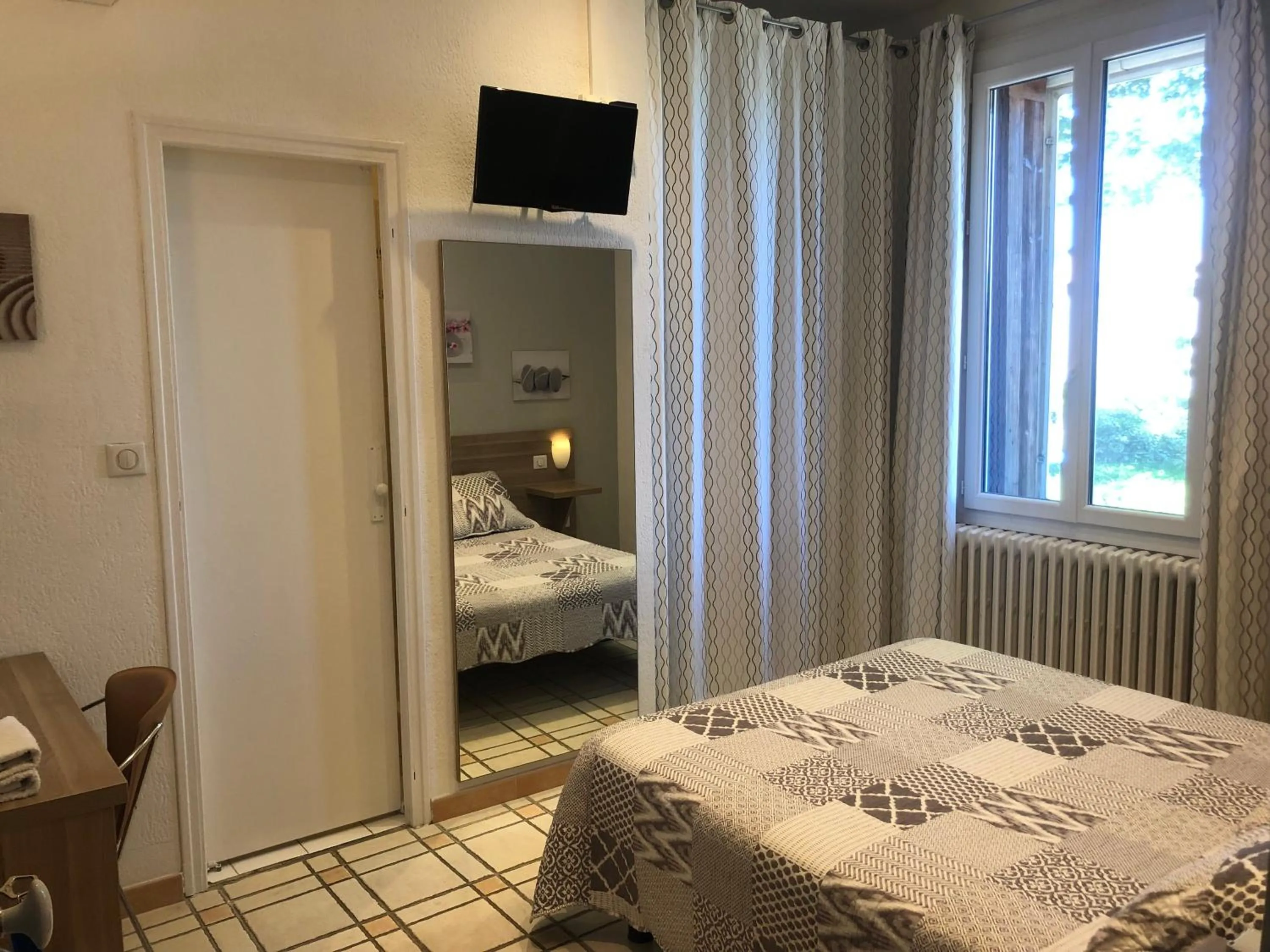 Shower, Bed in Lou Garbin