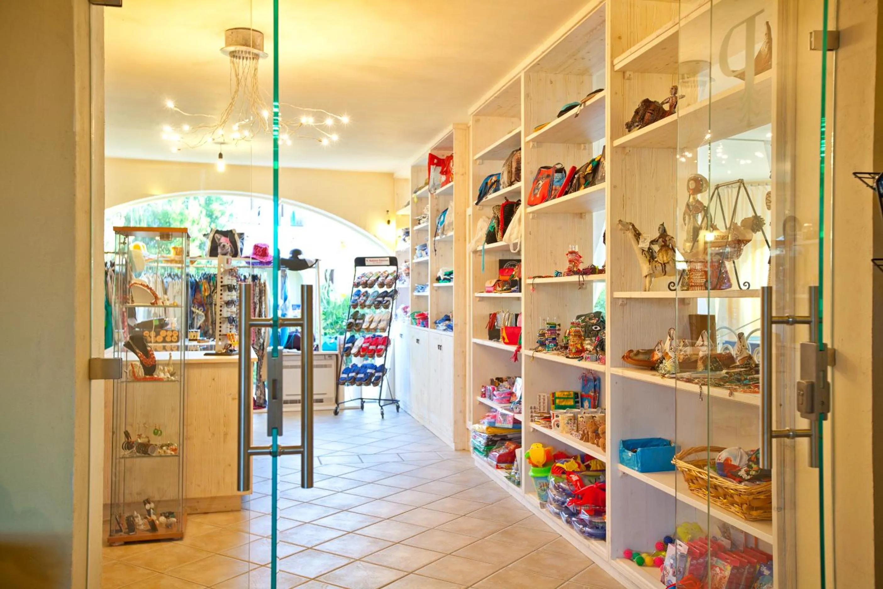 On-site shops in Hotel Baia Del Porto