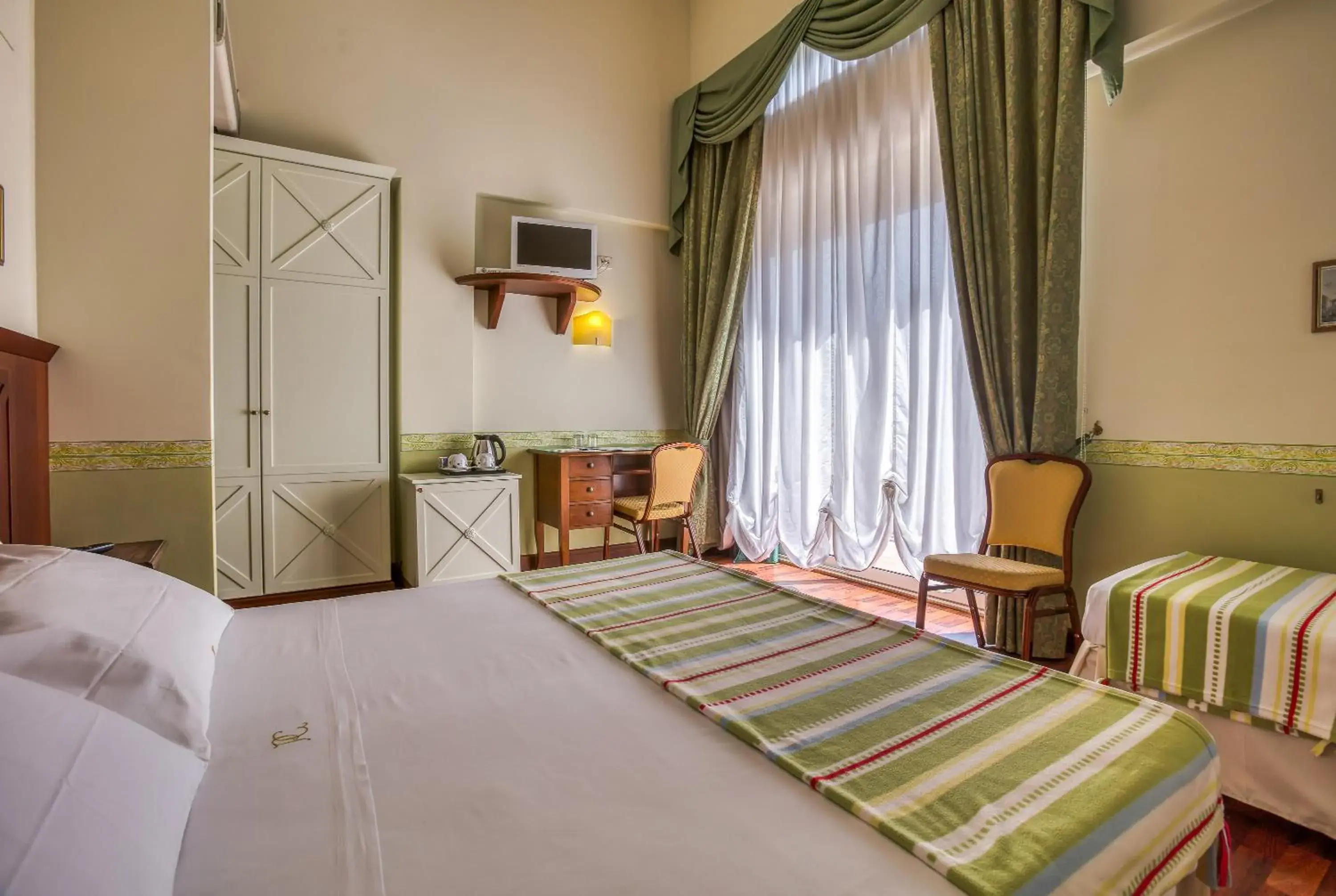 Comfort Quadruple Room in Hotel Des Reves Comfort Quadruple Room in Hotel Des Reves