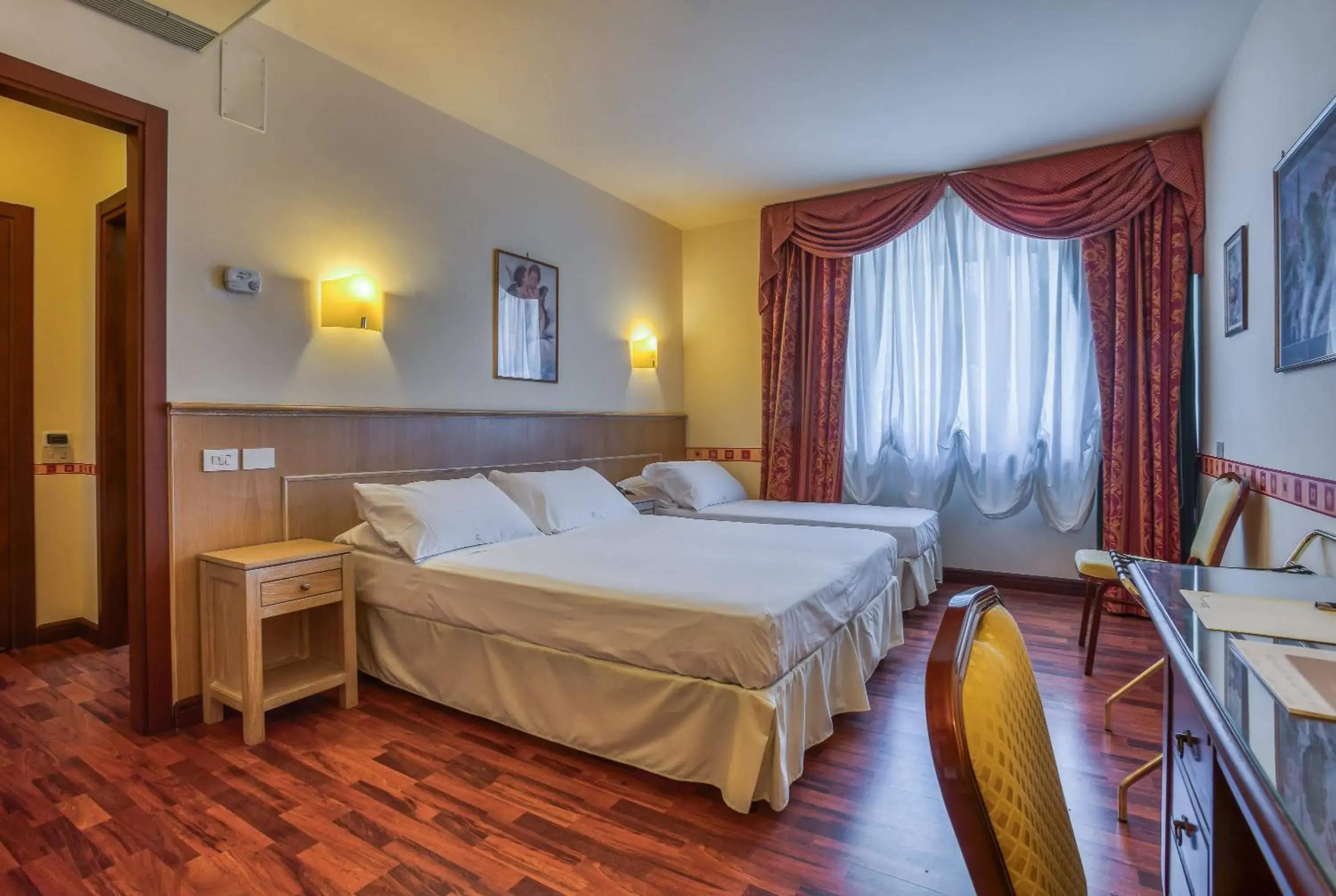 Standard Triple Room in Hotel Des Reves Standard Triple Room in Hotel Des Reves