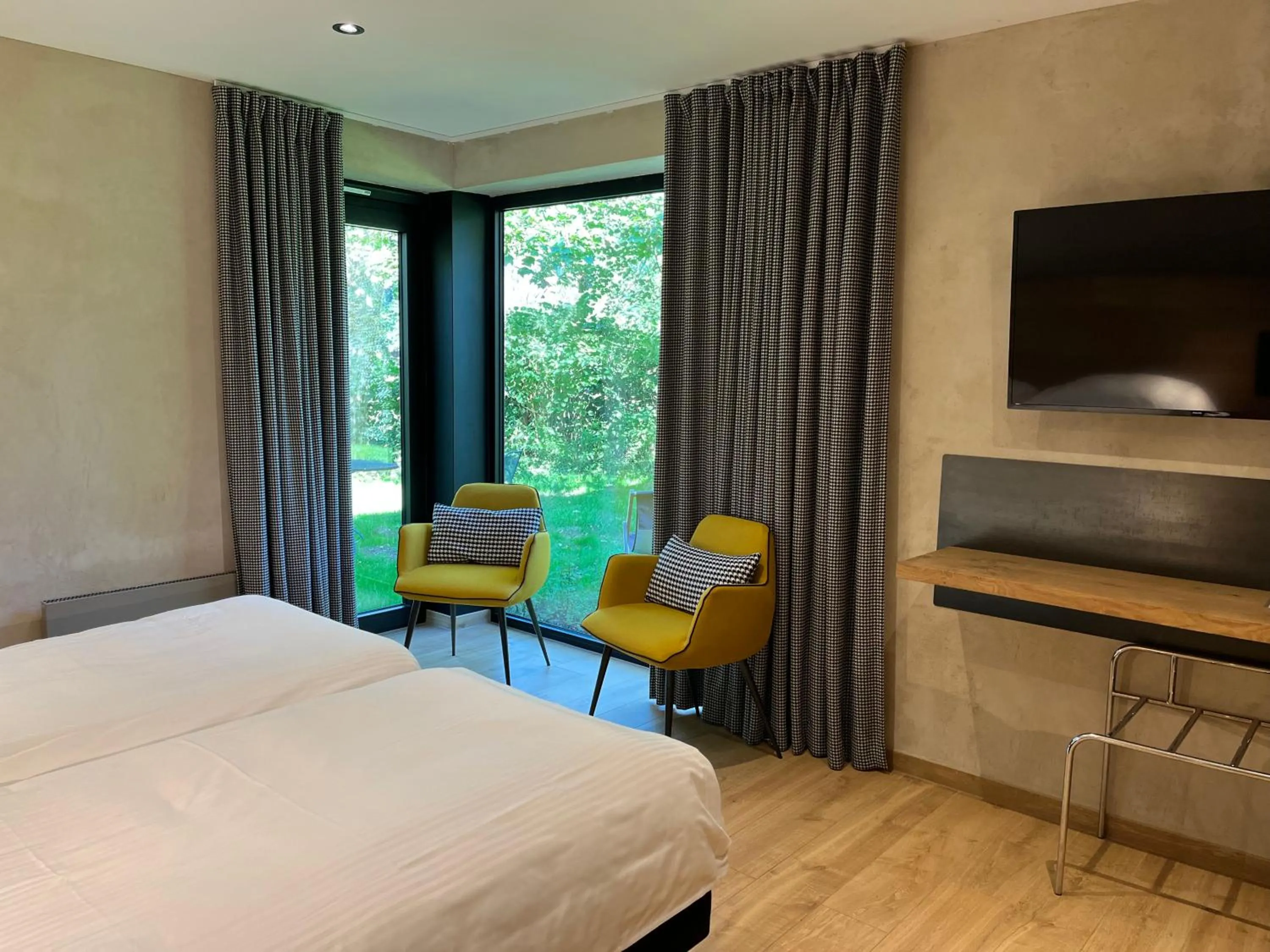 Seating area, Bed in Hostellerie La Claire Fontaine, Logis hôtels & Spa