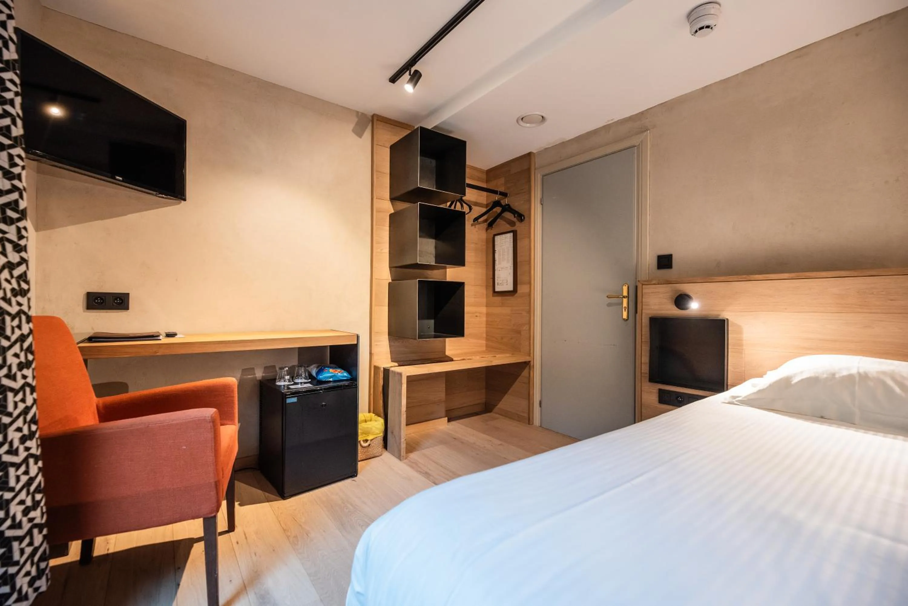 Bed in Hostellerie La Claire Fontaine, Logis hôtels & Spa