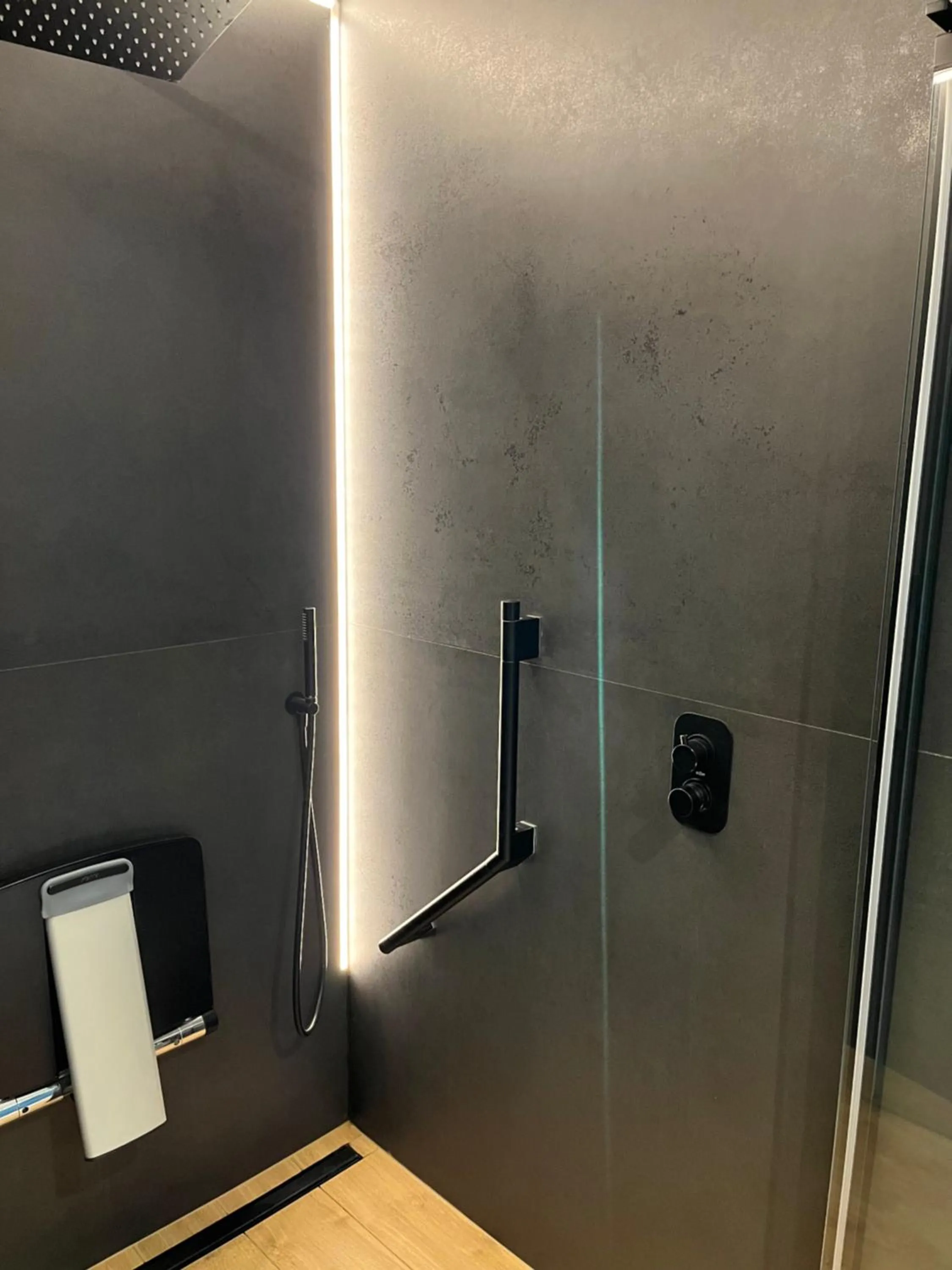 Shower in Hostellerie La Claire Fontaine, Logis hôtels & Spa