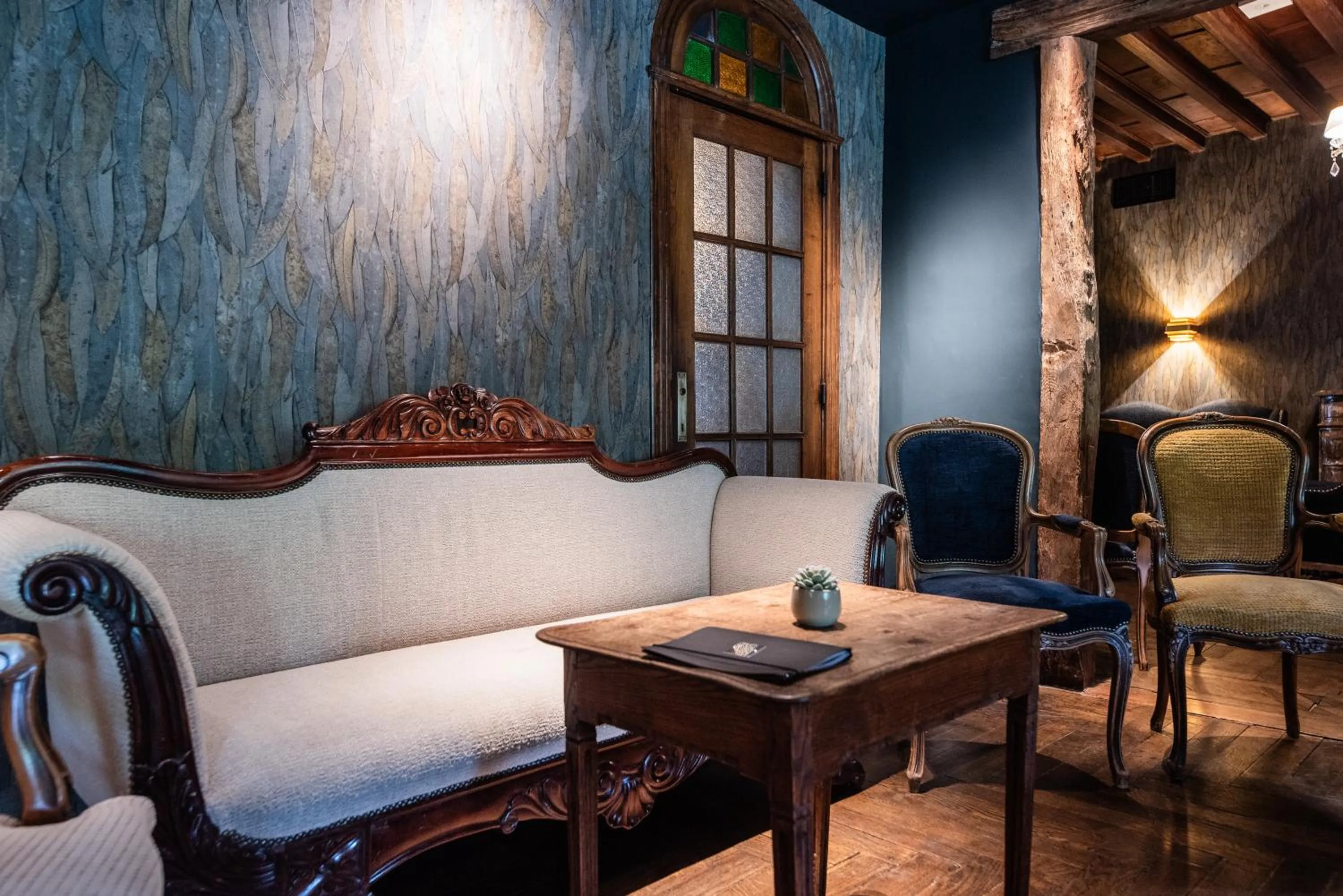 Living room in Hostellerie La Claire Fontaine, Logis hôtels & Spa