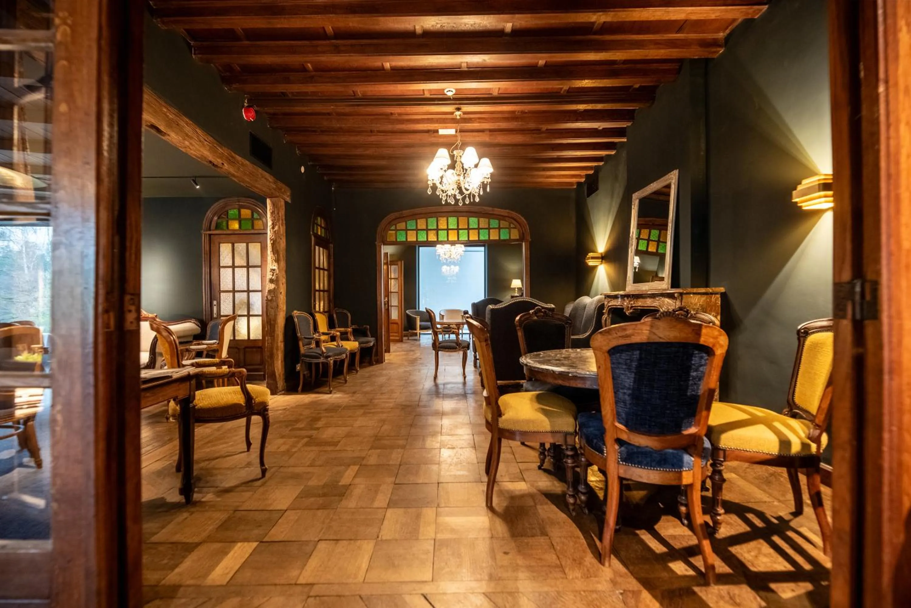 Living room in Hostellerie La Claire Fontaine, Logis hôtels & Spa