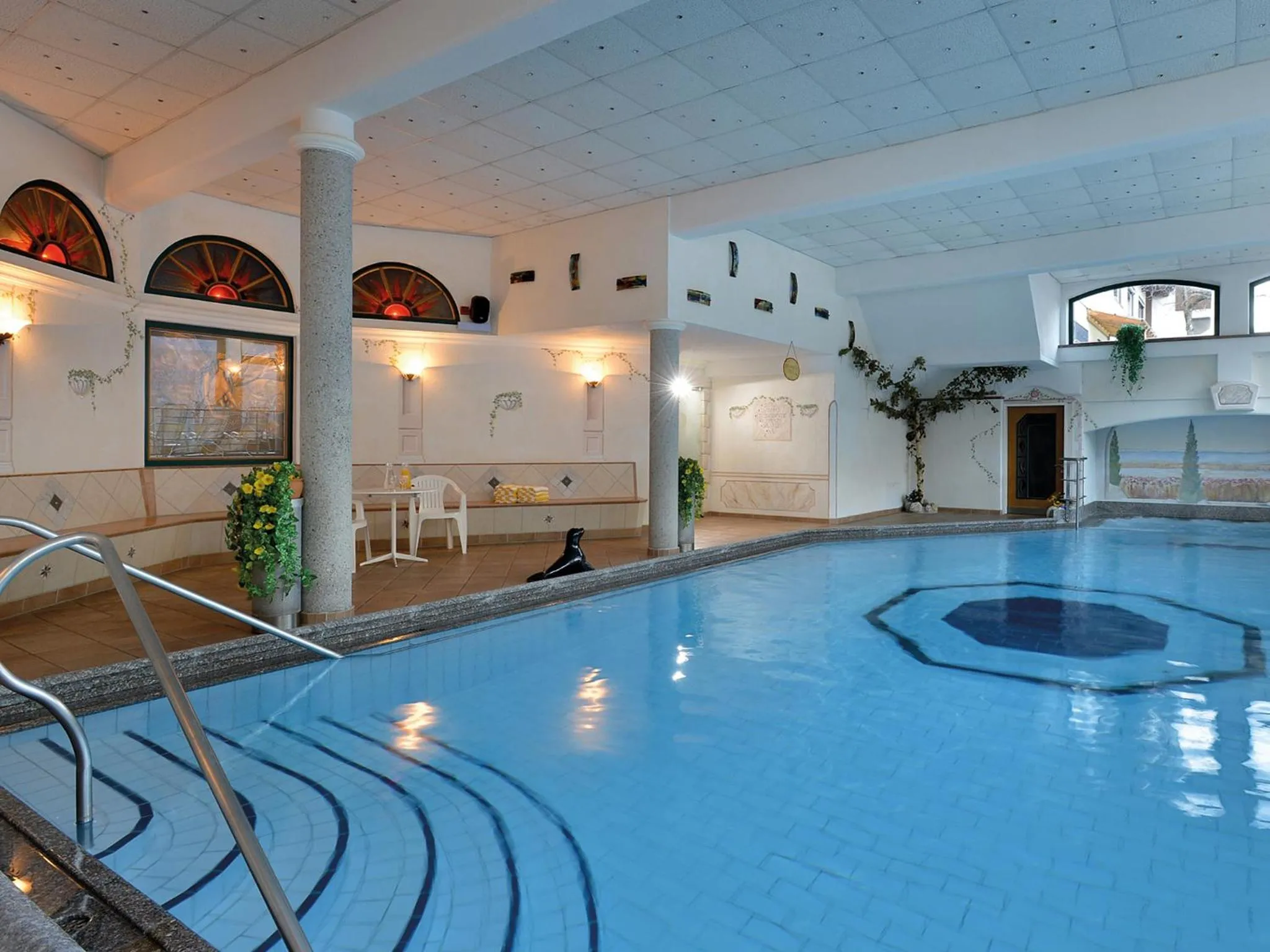 Swimming pool in Mari Pop Hotel
