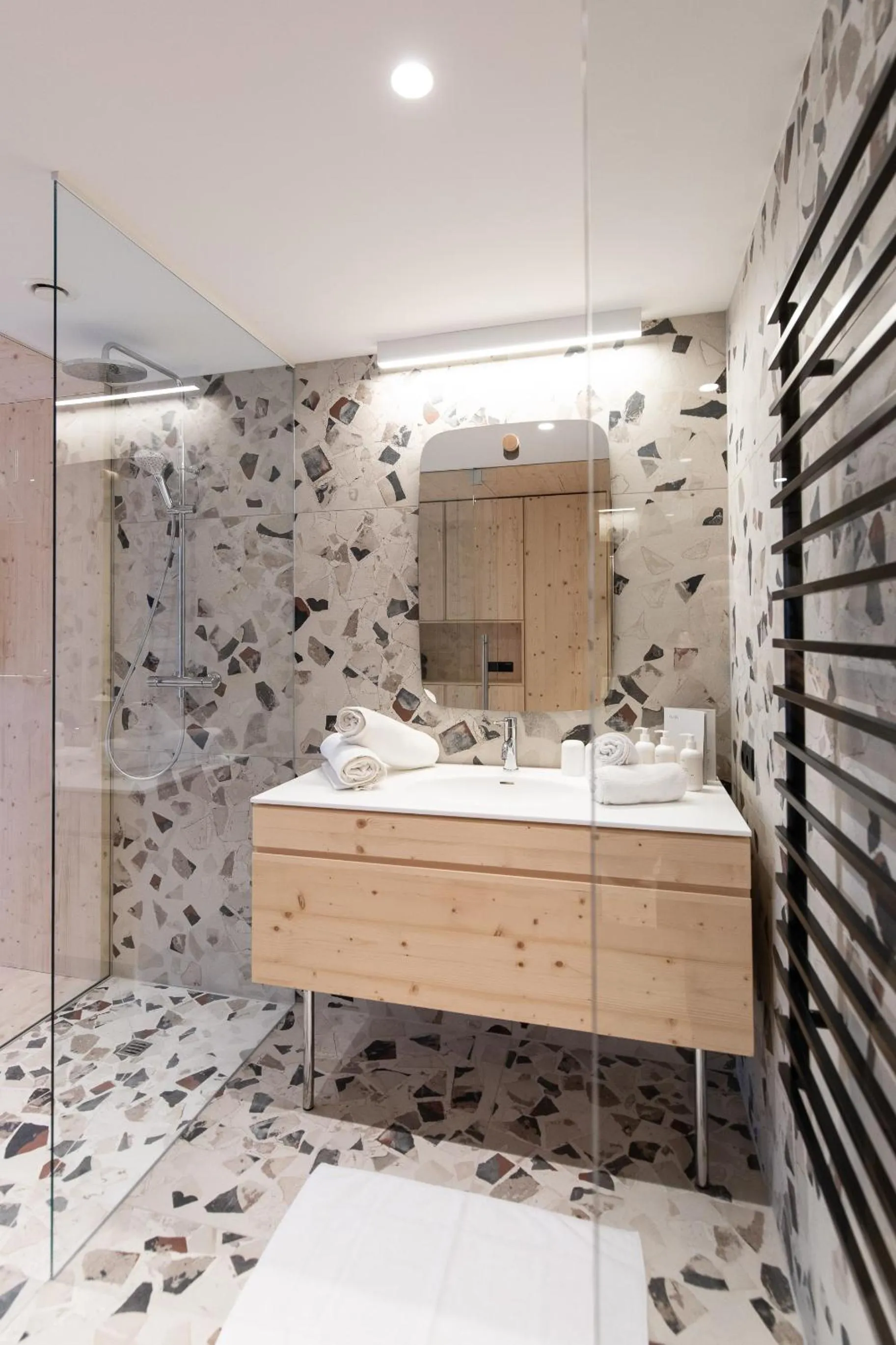 Shower in Mari Pop Hotel