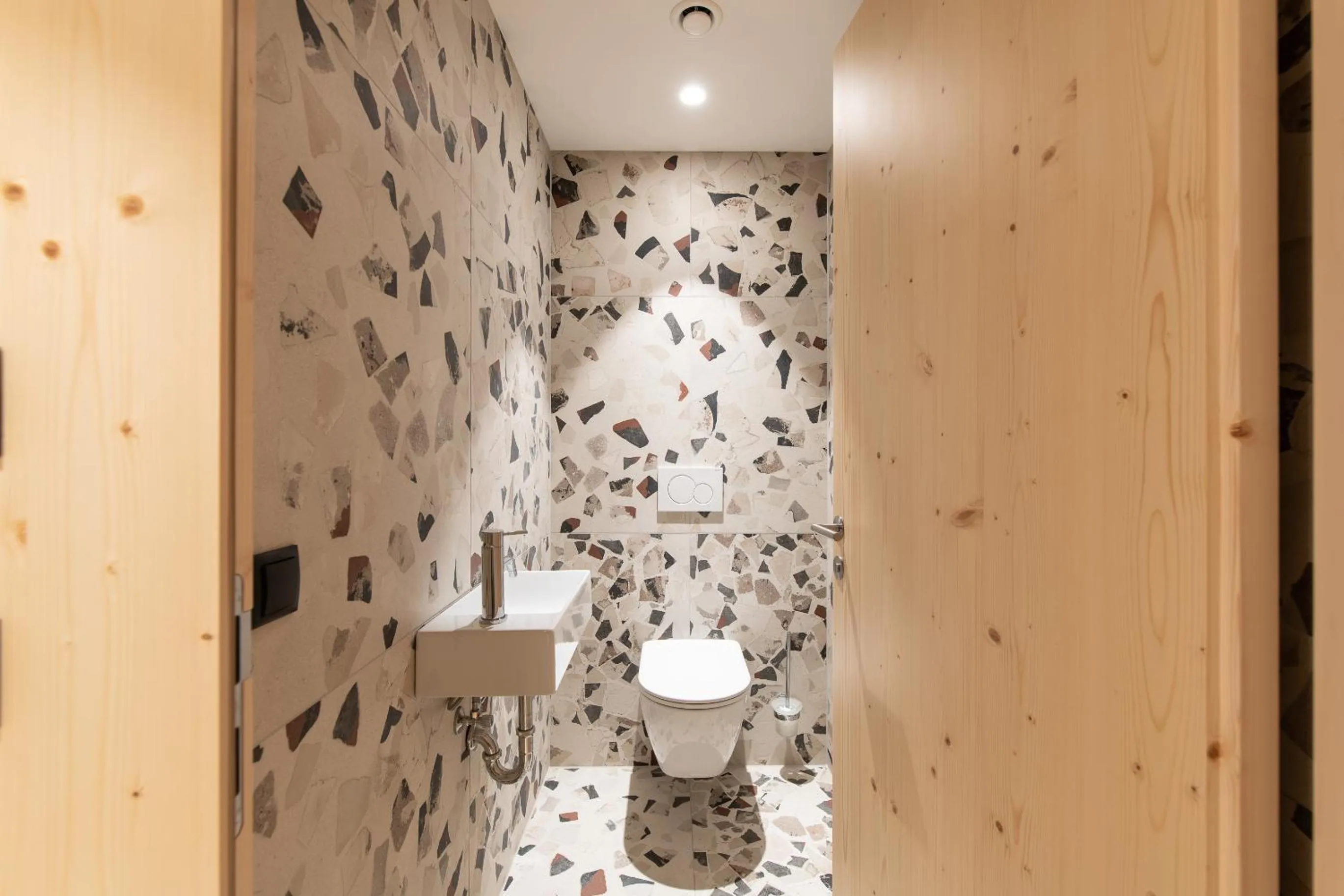 Toilet in Mari Pop Hotel