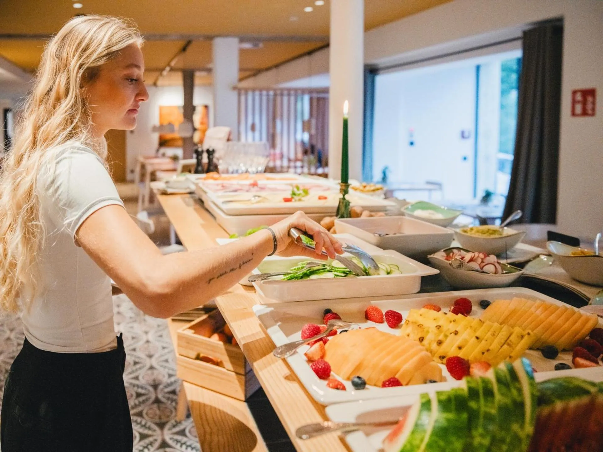 Restaurant/places to eat in Mari Pop Hotel