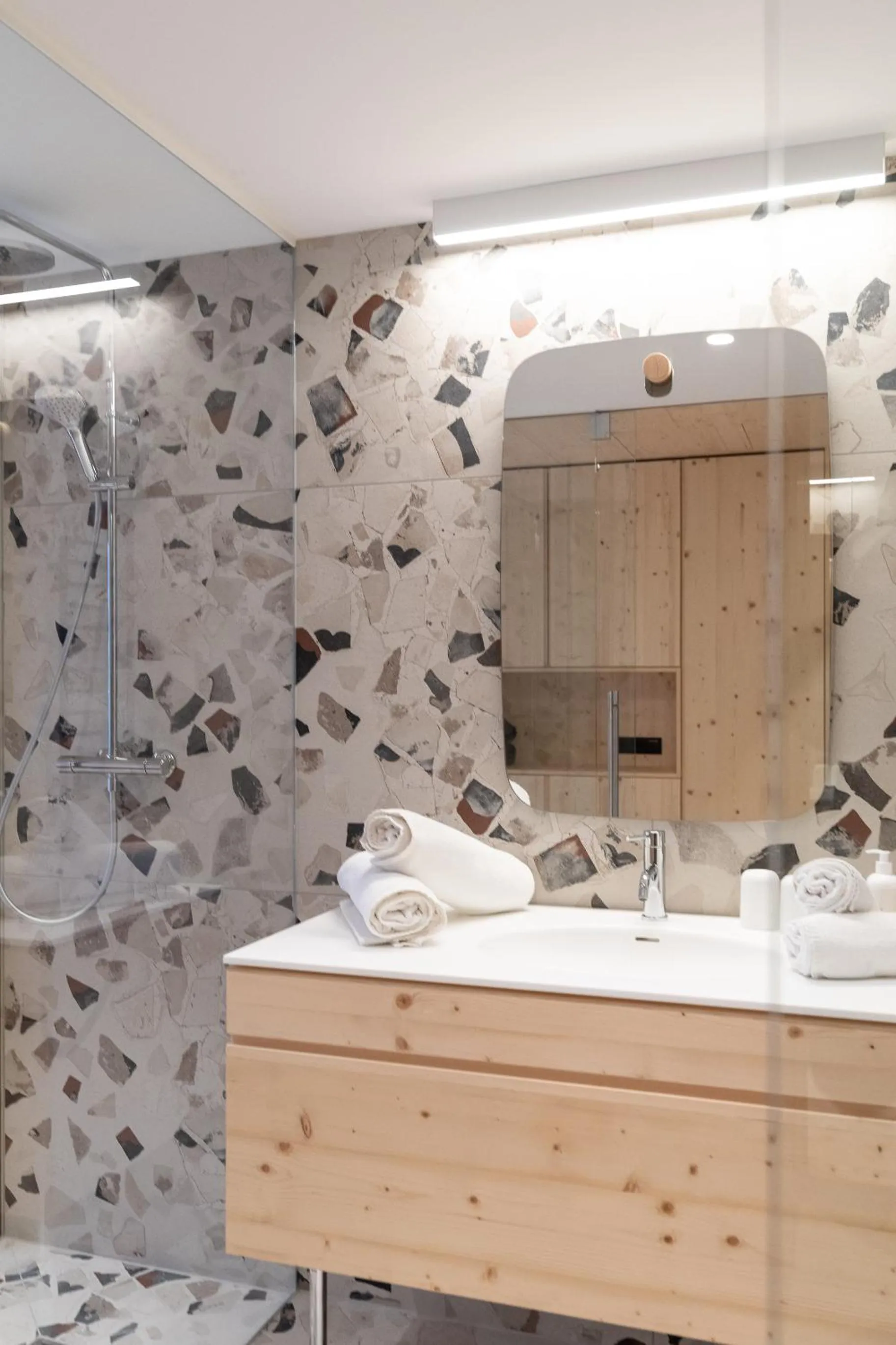 Bathroom in Mari Pop Hotel