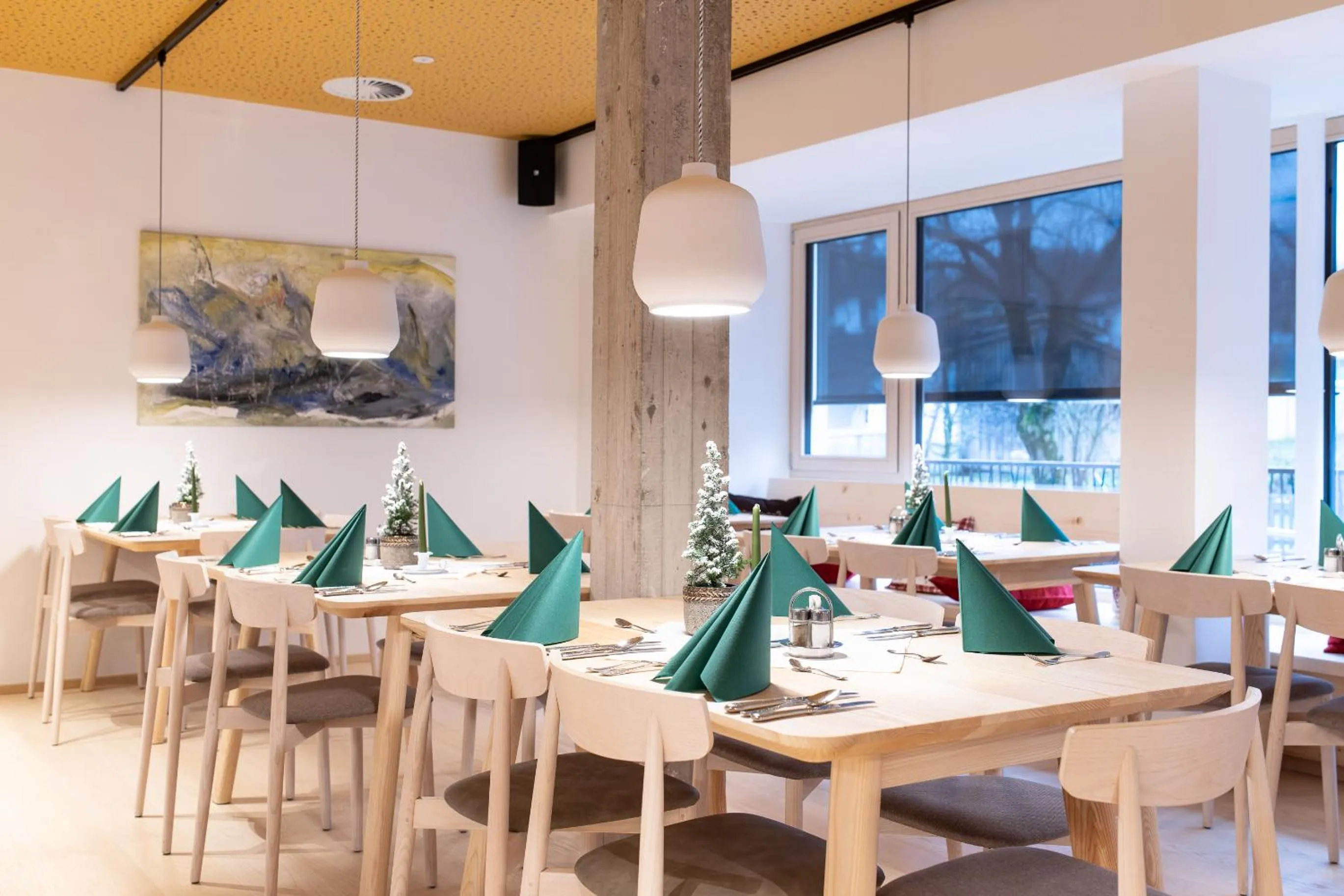 Restaurant/places to eat in Mari Pop Hotel