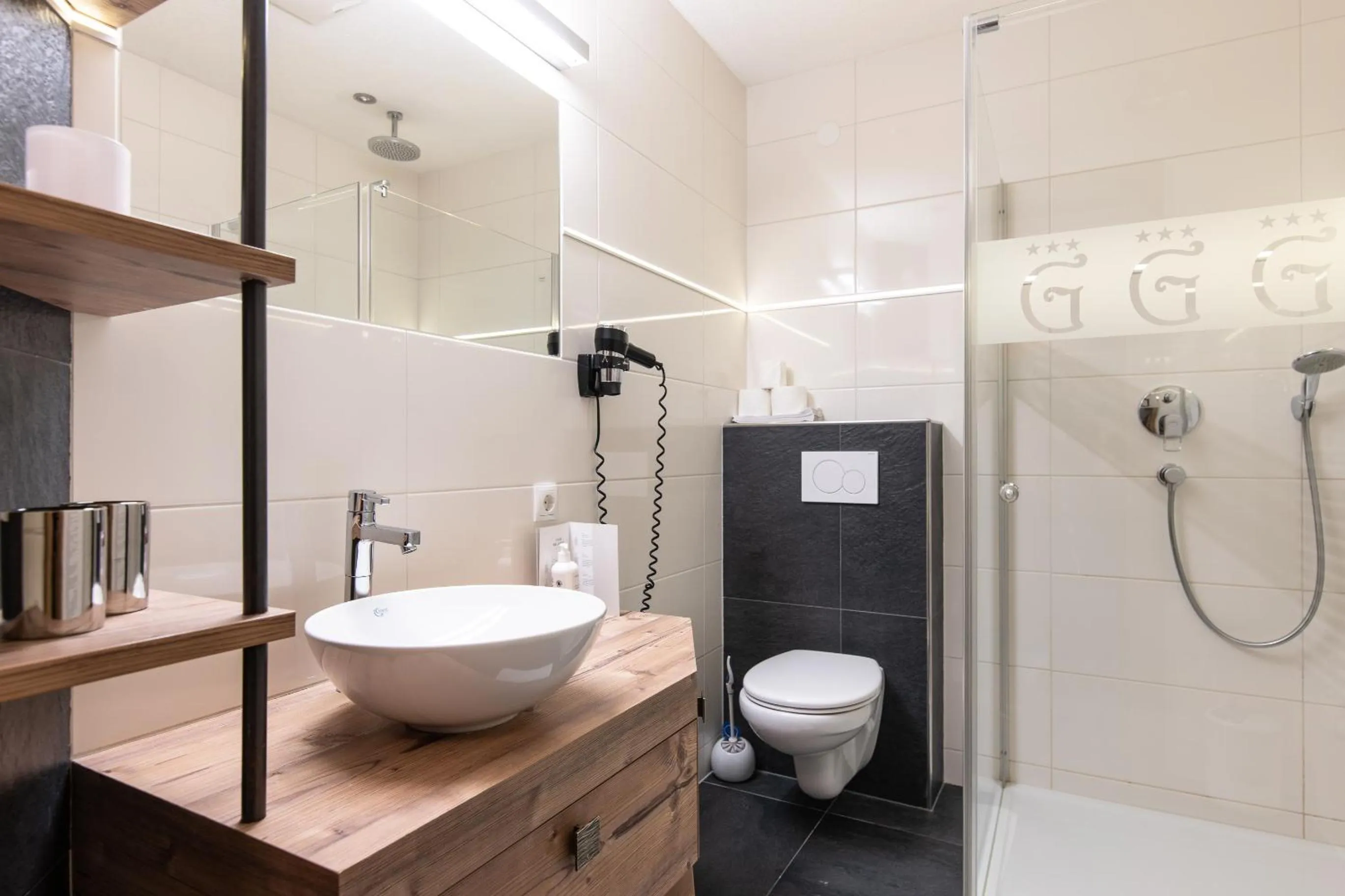 Bathroom in Mari Pop Hotel