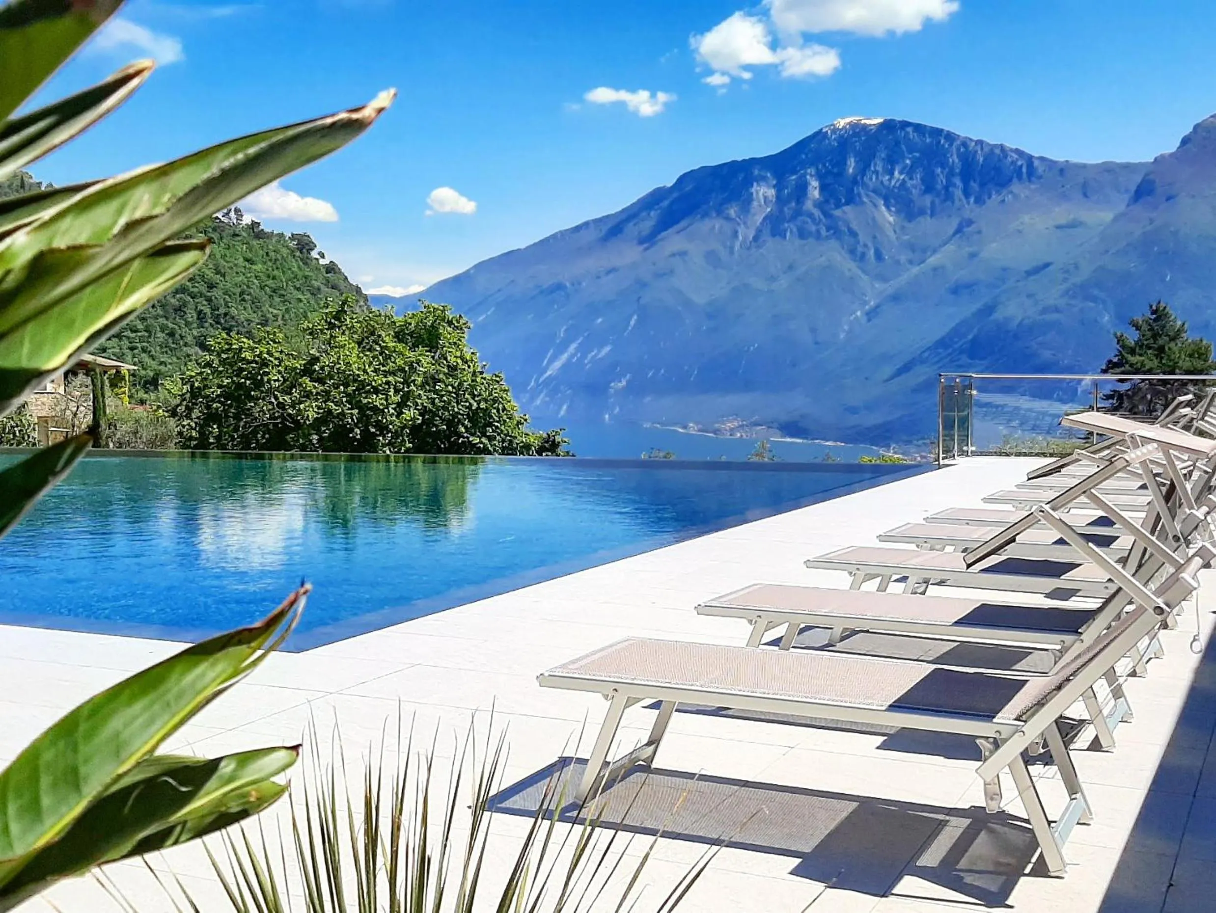 Pool view in 3MÙZEN apartments