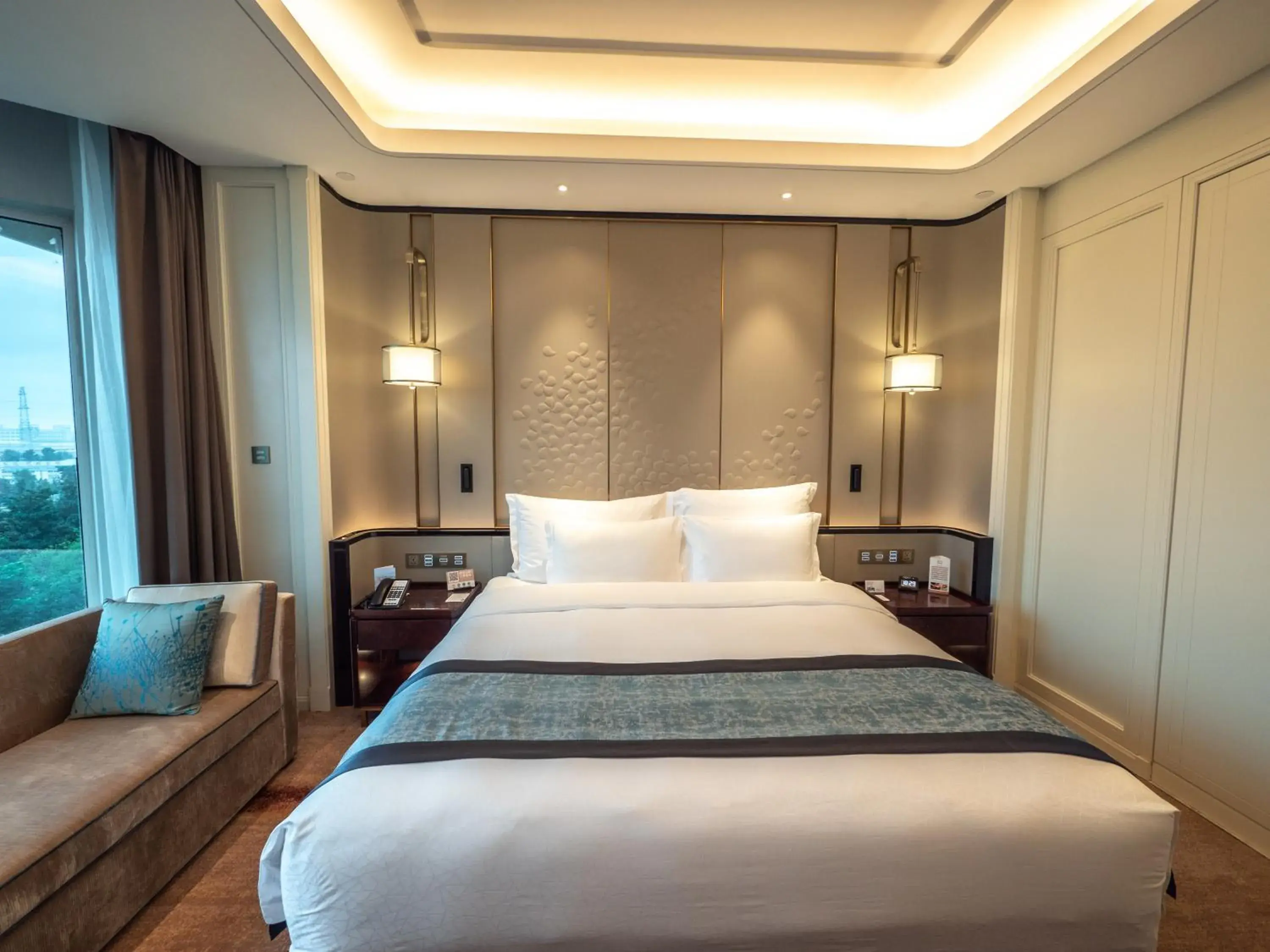 Deluxe City View Room with King Bed (inclusive First Day Mini Bar & Welcome Fruit & Cookies + Daily One Self-Service Laundry Voucher) in Wyndham Qingdao l Free Fixed-Time Shuttle Service Between Hotel and Airport & North Railway Station l Live Band in the Night l Outdoor Children's Amusement Park l 1-Hour Play Snooker or Table Tennis Deluxe City View Room with King Bed (inclusive First Day Mini Bar & Welcome Fruit & Cookies + Daily One Self-Service Laundry Voucher) in Wyndham Qingdao l Free Fixed-Time Shuttle Service Between Hotel and Airport & North Railway Station l Live Band in the Night l Outdoor Children's Amusement Park l 1-Hour Play Snooker or Table Tennis