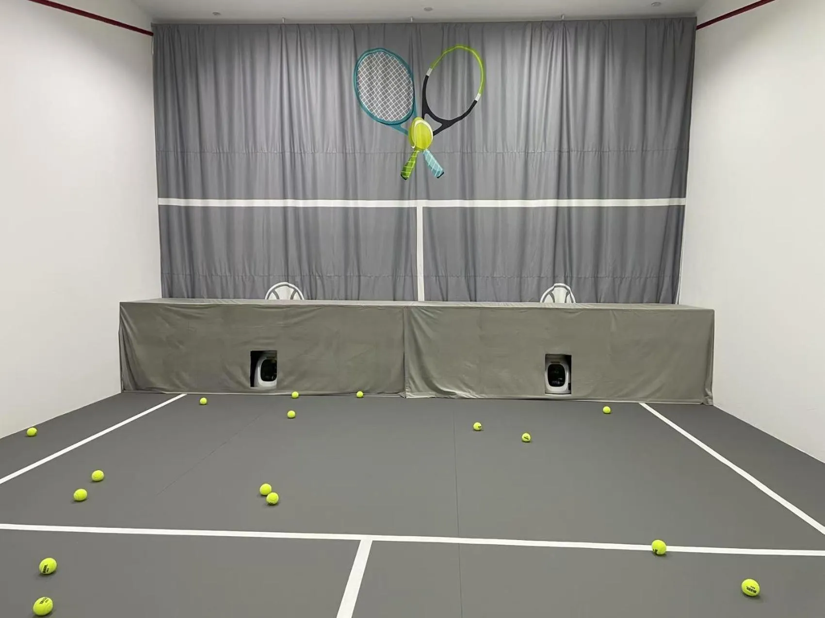 Tennis court in Wyndham Qingdao l Free Fixed-Time Shuttle Service Between Hotel and Airport & North Railway Station l Outdoor Children's Amusement Park l 1-Hour Play Snooker or Table Tennis