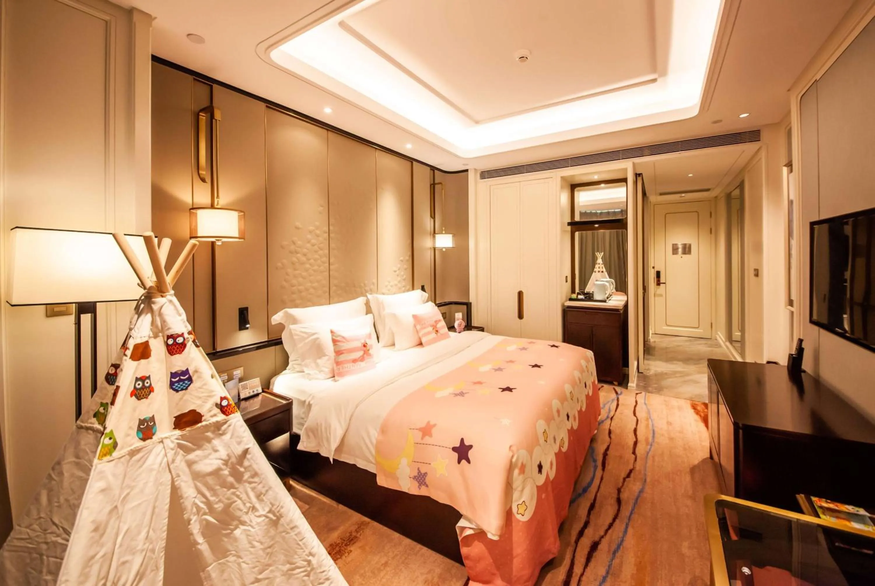 Photo of the whole room, Bed in Wyndham Qingdao l Free Fixed-Time Shuttle Service Between Hotel and Airport & North Railway Station l Outdoor Children's Amusement Park l 1-Hour Play Snooker or Table Tennis