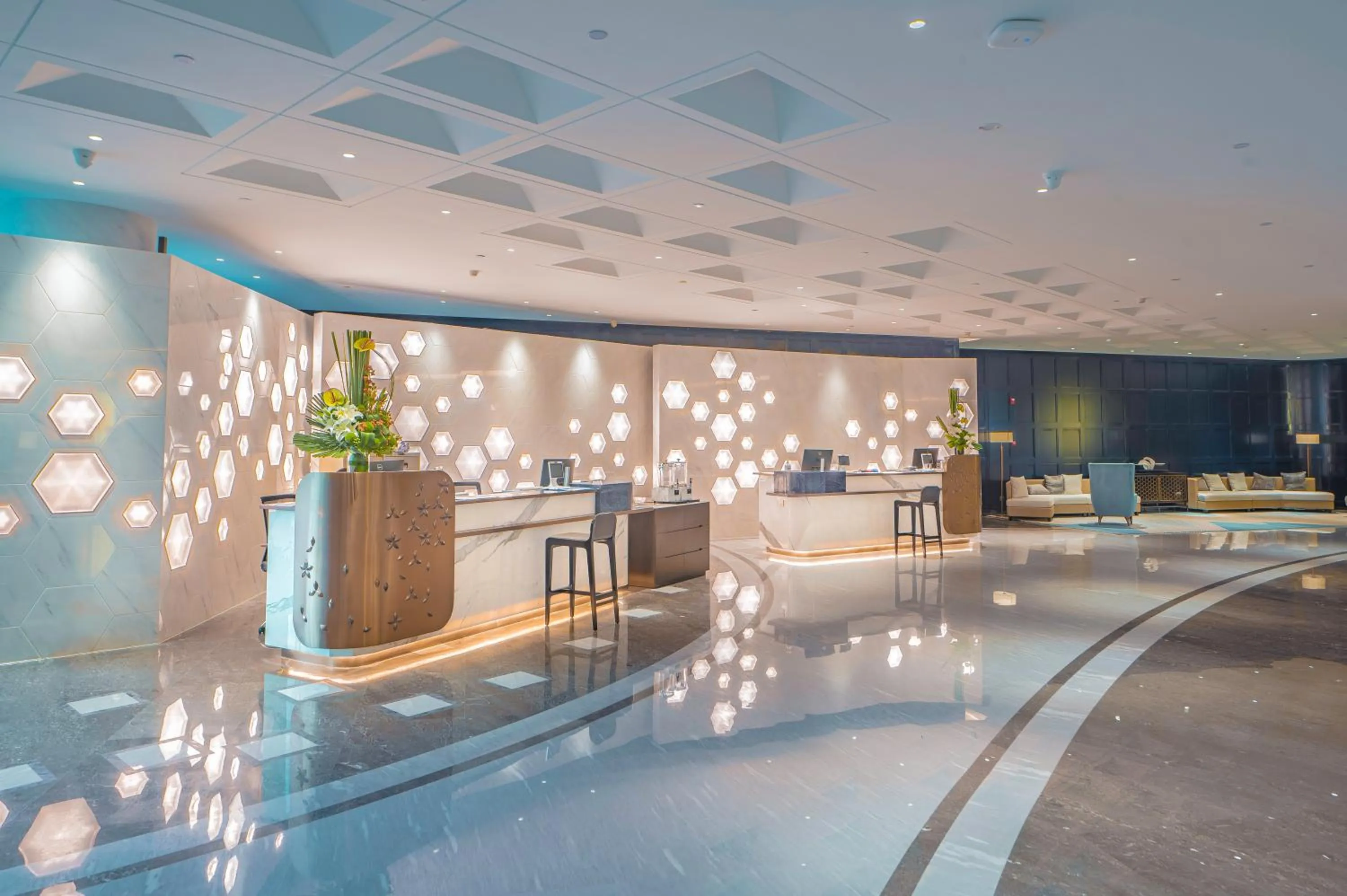Lobby or reception in Wyndham Qingdao l Free Fixed-Time Shuttle Service Between Hotel and Airport & North Railway Station l Outdoor Children's Amusement Park l 1-Hour Play Snooker or Table Tennis