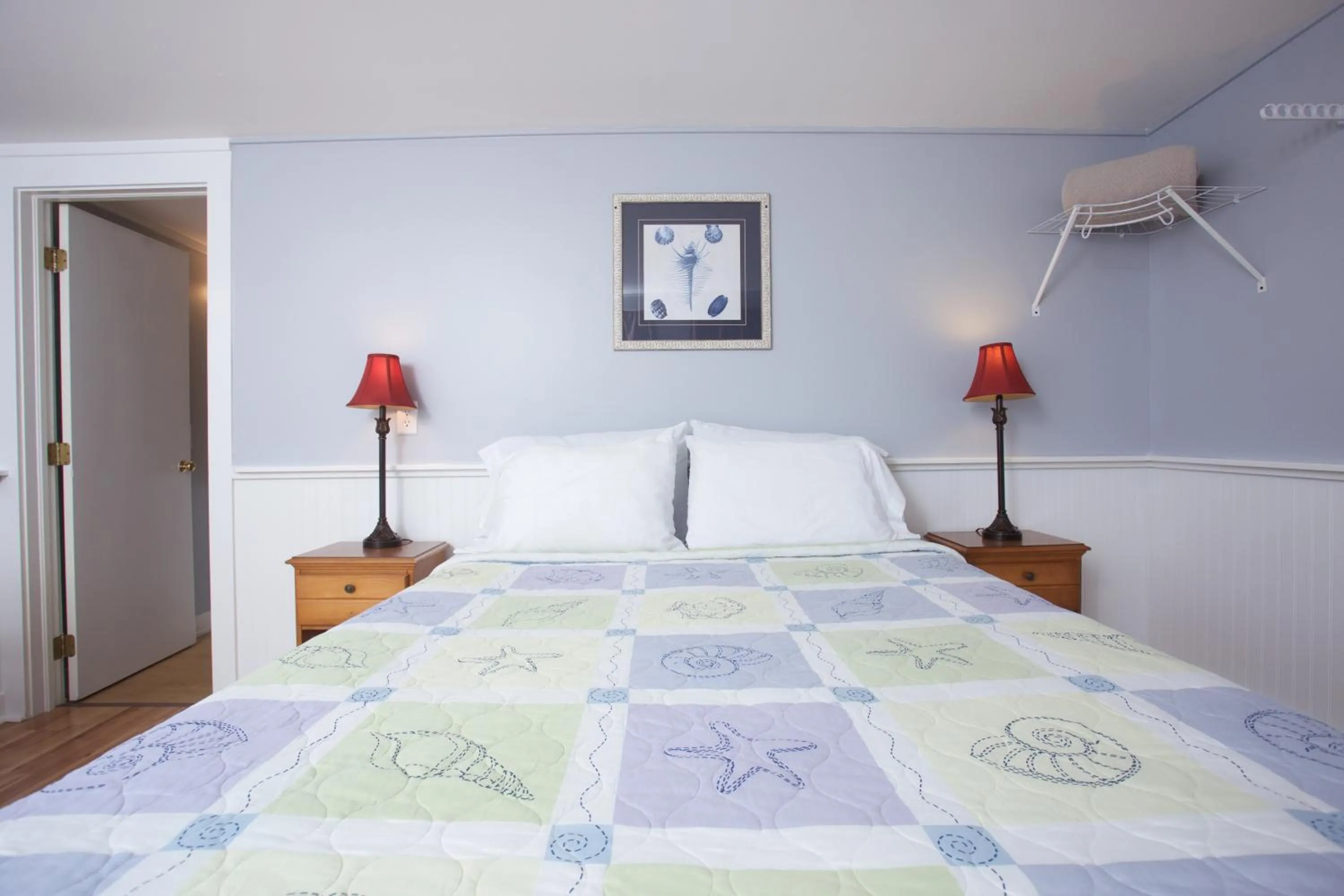 Bed in Drake's Island Resort & Cottages