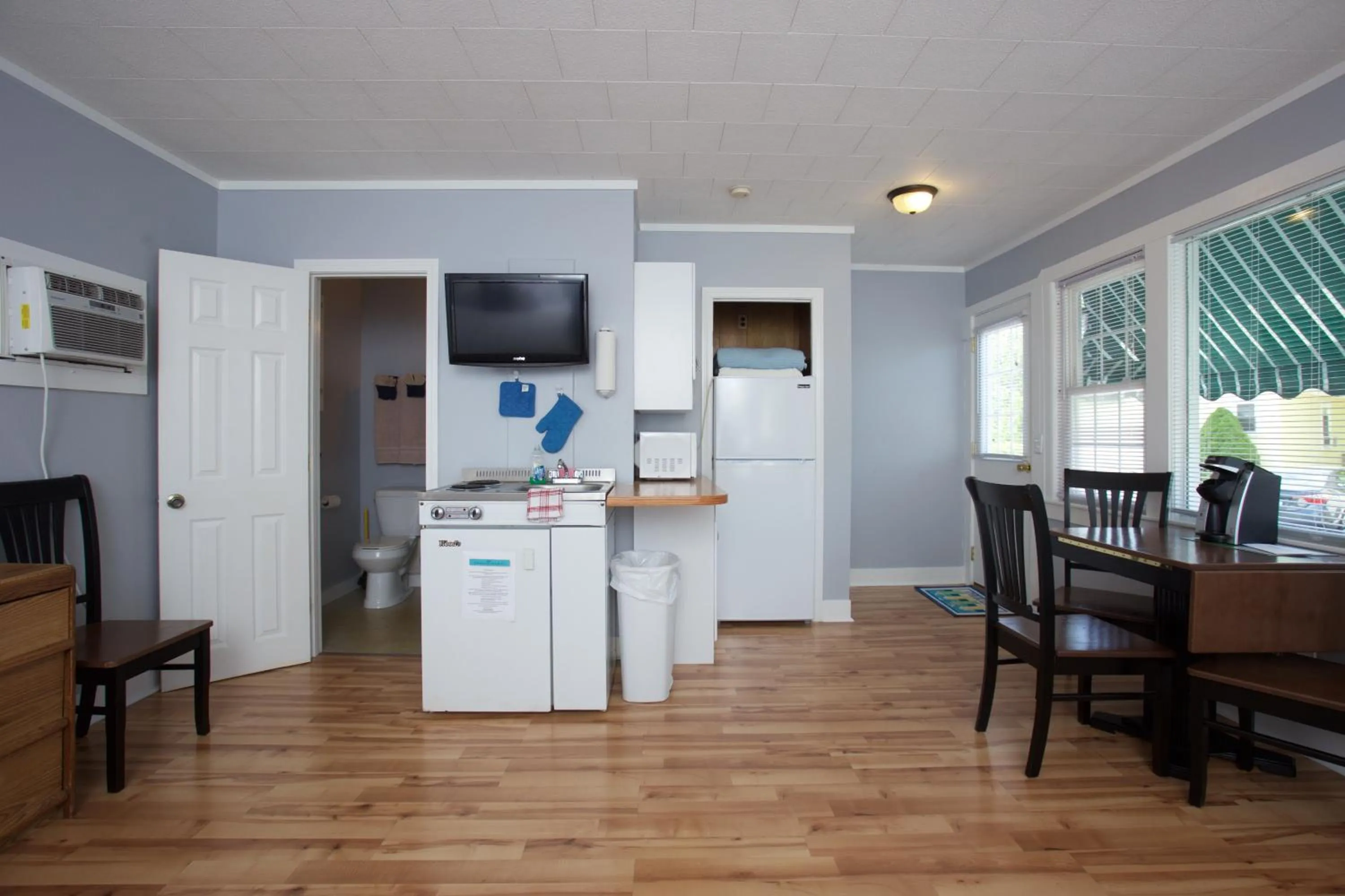 Drake's Island Resort & Cottages