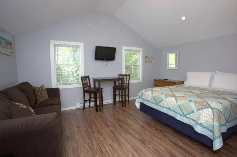 Bed in Drake's Island Resort & Cottages