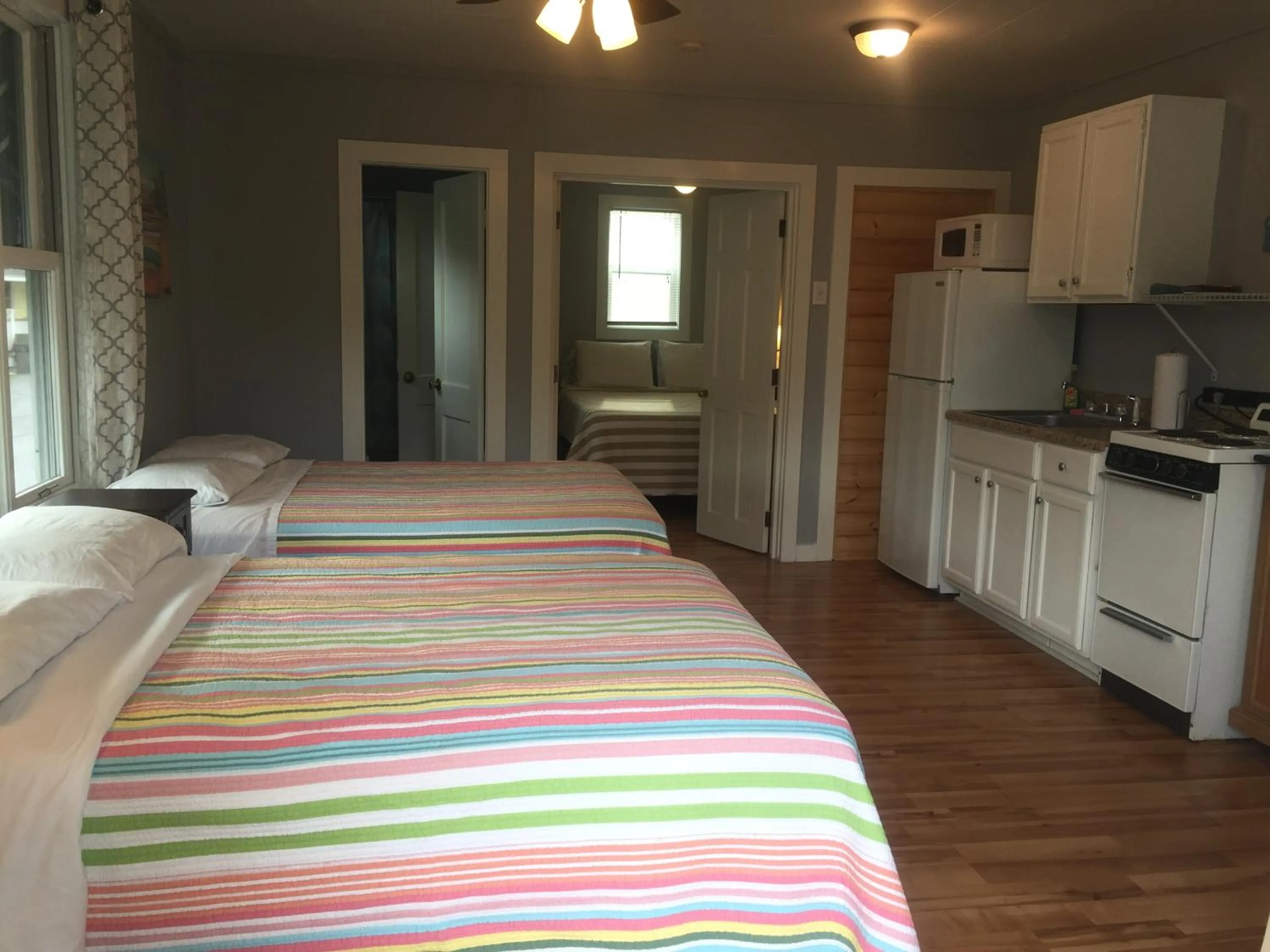 Bed in Drake's Island Resort & Cottages