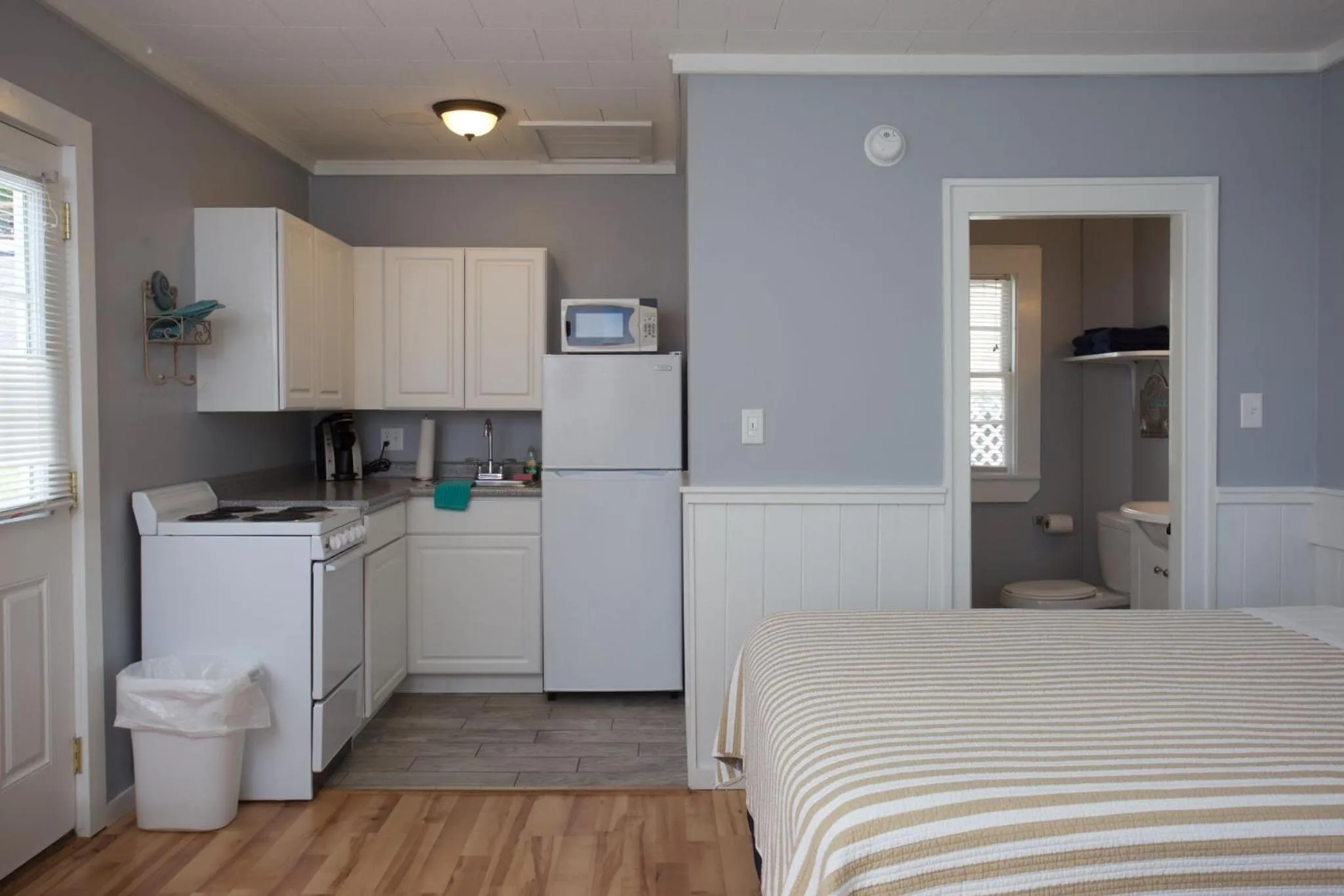 Bed in Drake's Island Resort & Cottages