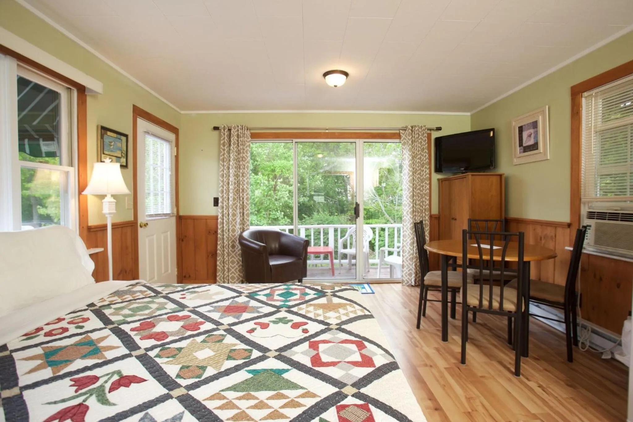 Bed in Drake's Island Resort & Cottages