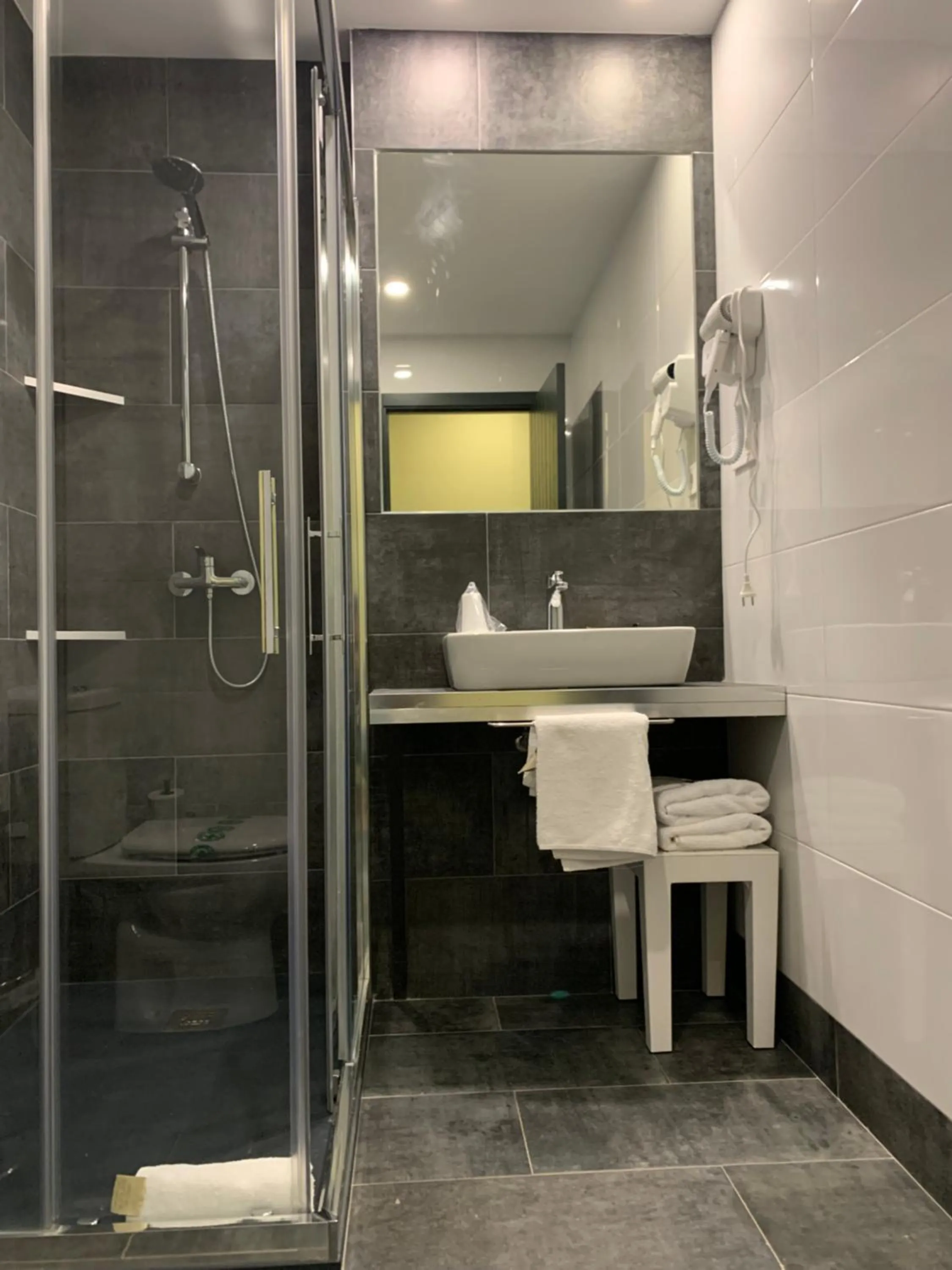 Shower in Hotel Or Blanc