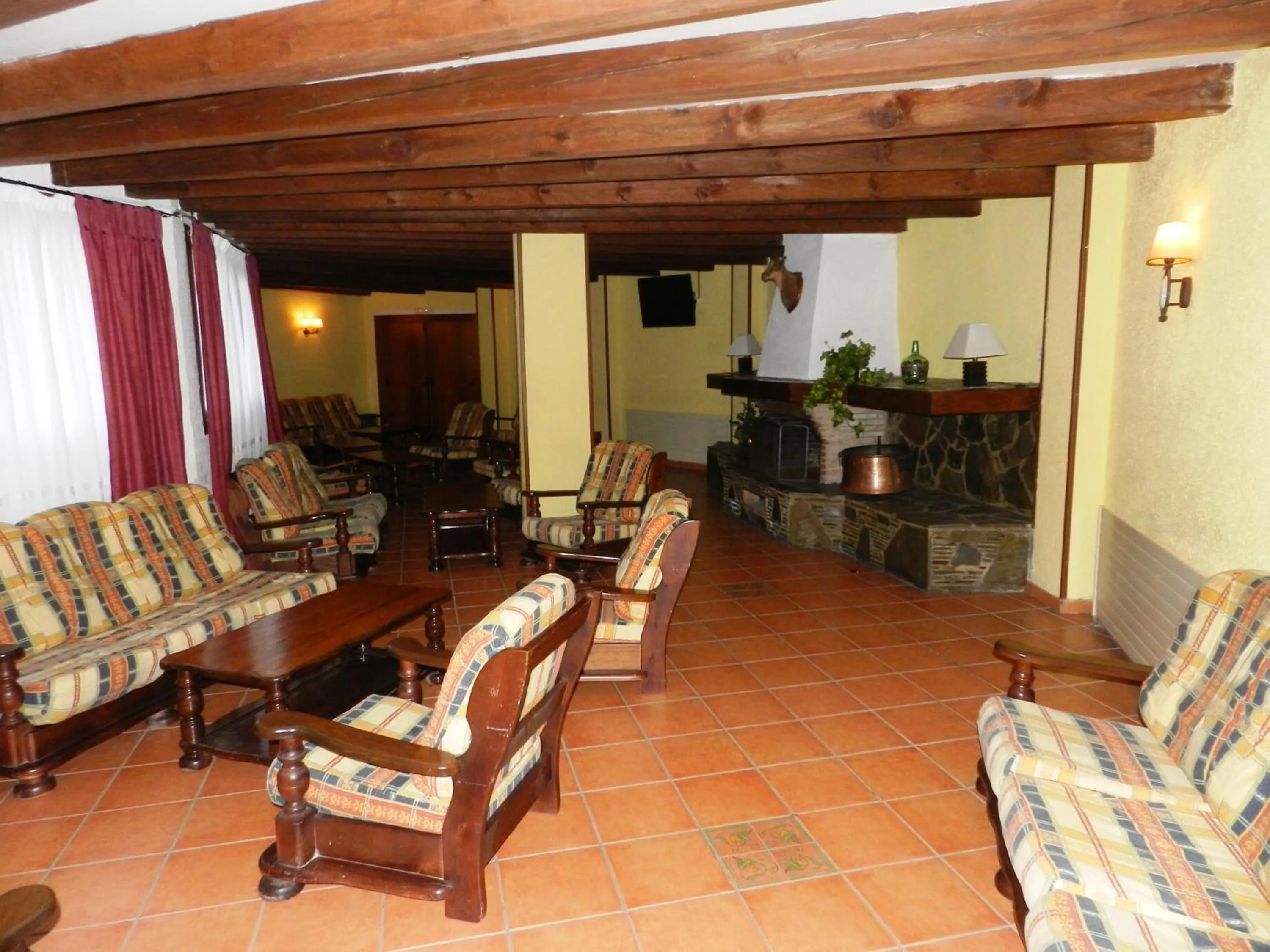 Communal lounge/ TV room in Hotel Or Blanc