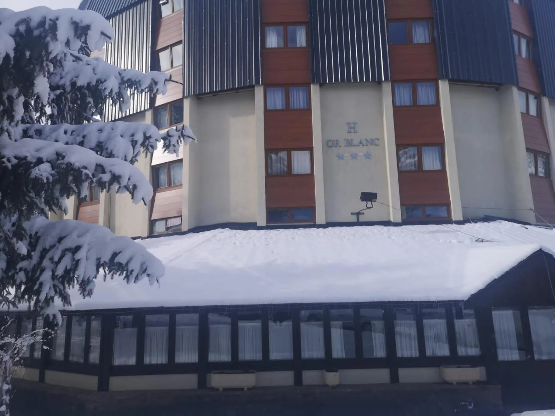 Property building in Hotel Or Blanc