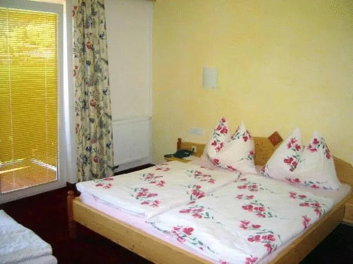 Bed in Aparthotel Garni Schranz